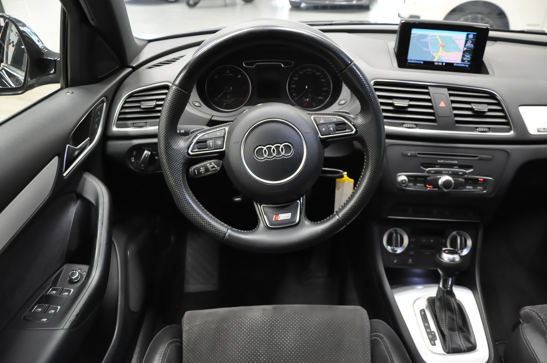 AUDI Q3 2.0 TDI quattro S-tronic-image-18