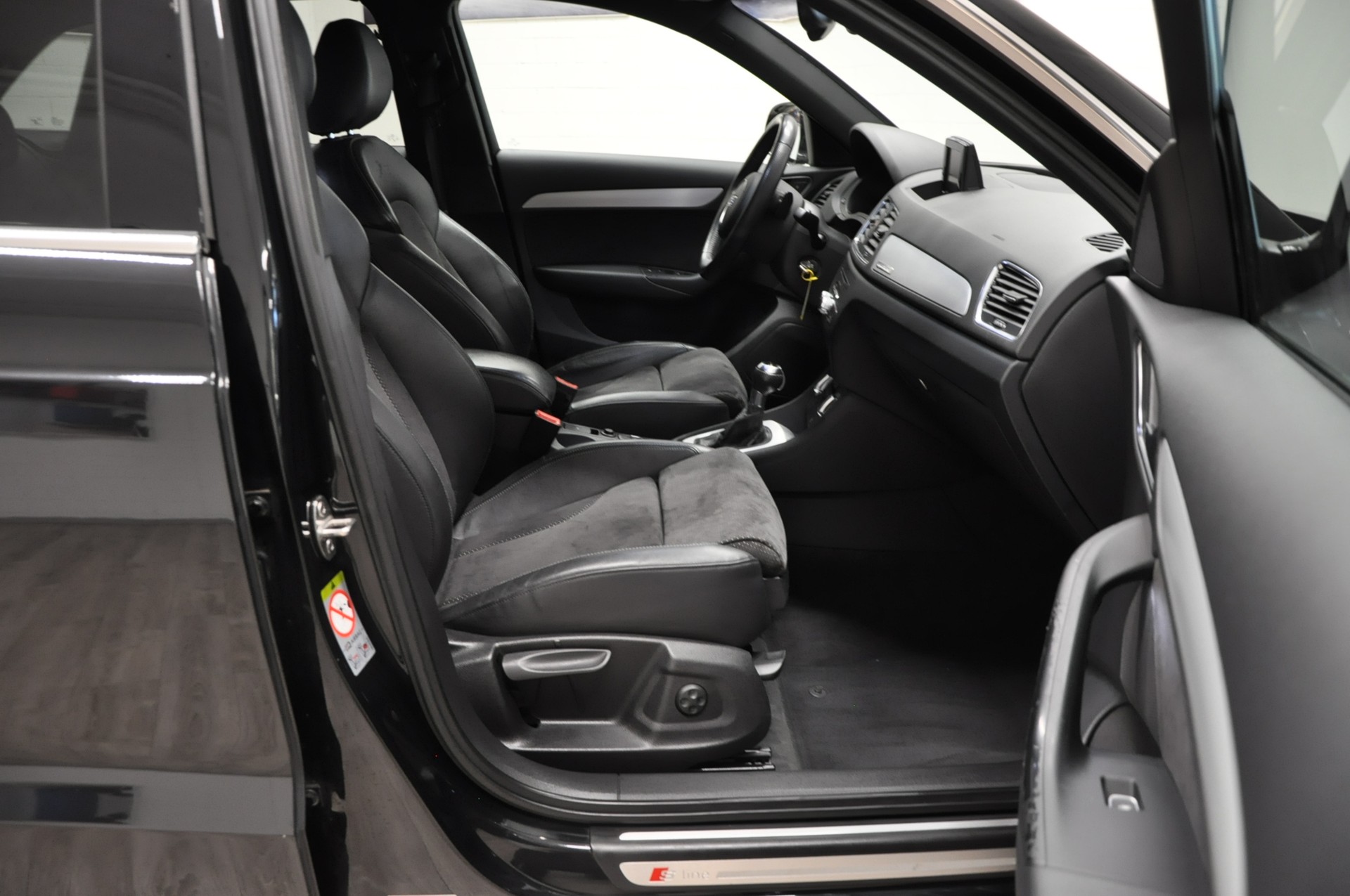 AUDI Q3 2.0 TDI quattro S-tronic-image-14