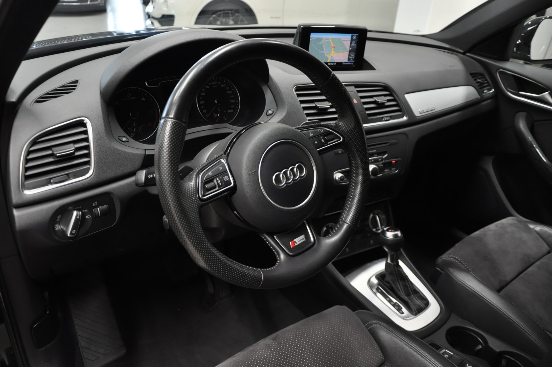AUDI Q3 2.0 TDI quattro S-tronic-image-11