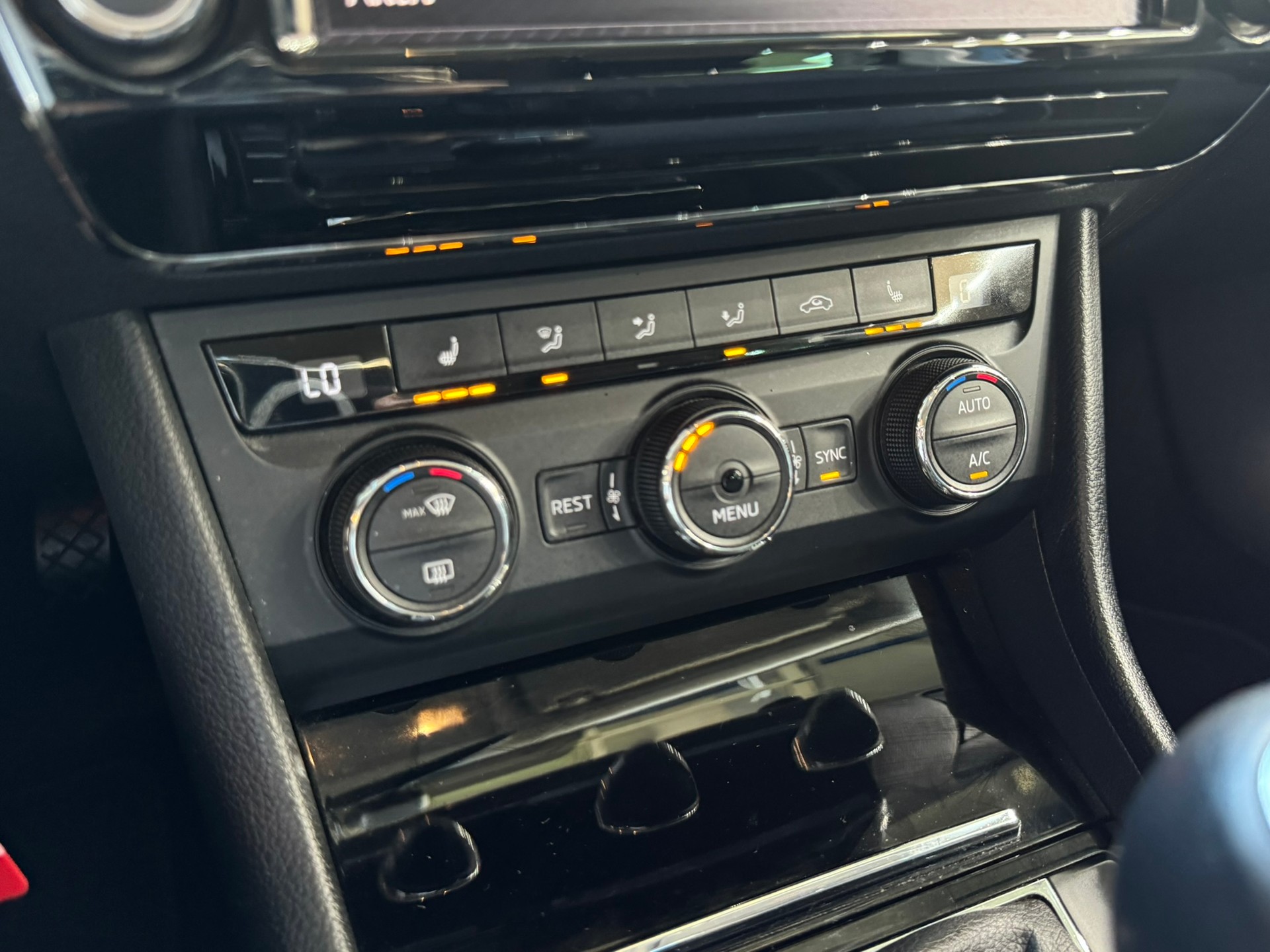 SKODA Superb Combi 2.0 TDi Ambition-image-15