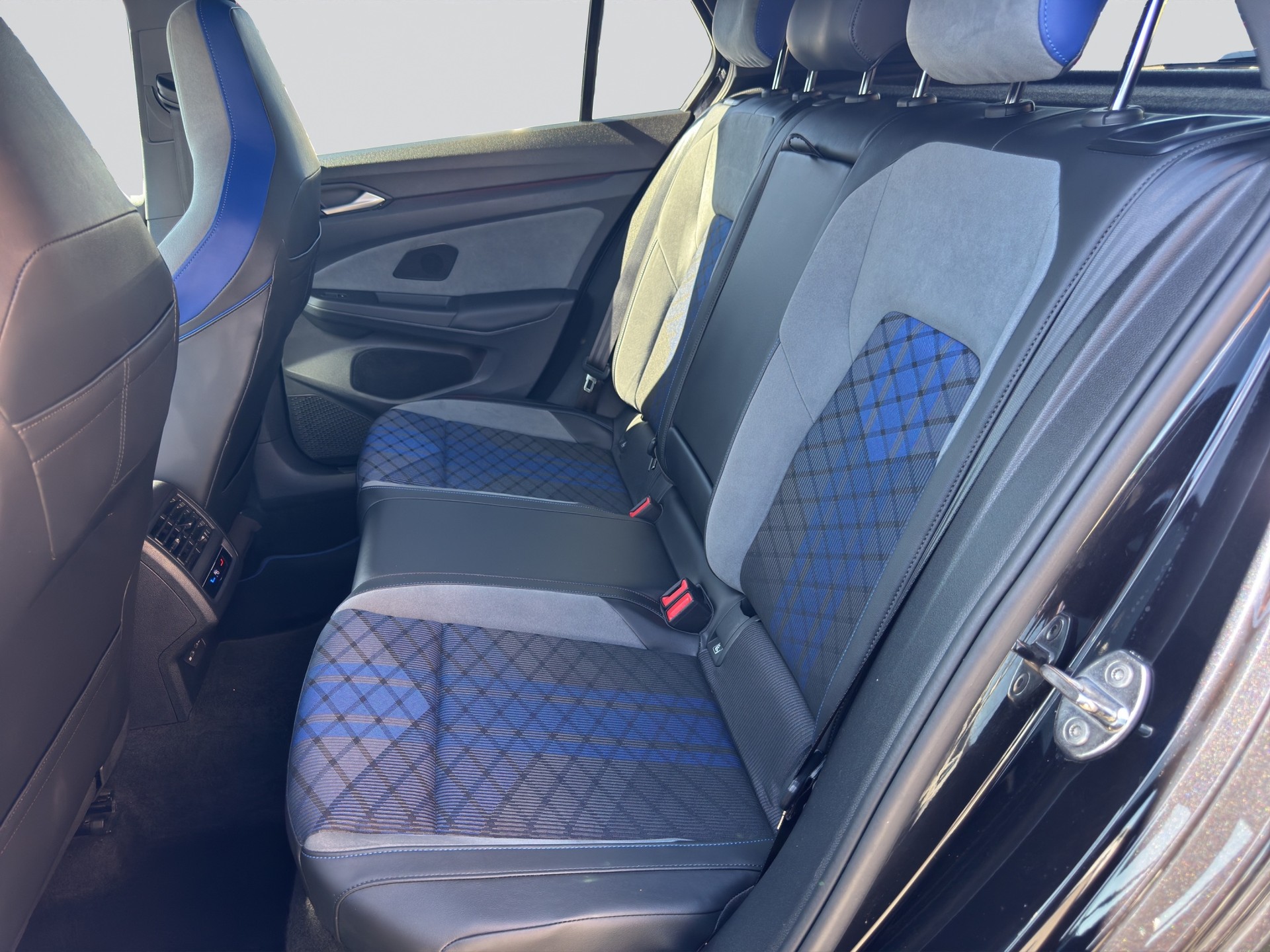 VW Golf 2.0 TSI R DSG 4Motion-image-7