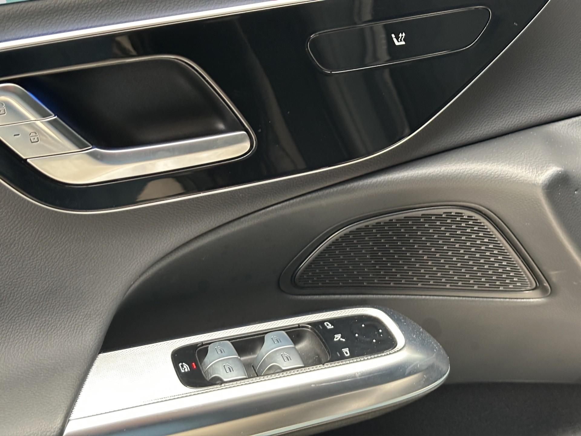 MERCEDES-BENZ E 220 d AMG Line Night-image-8