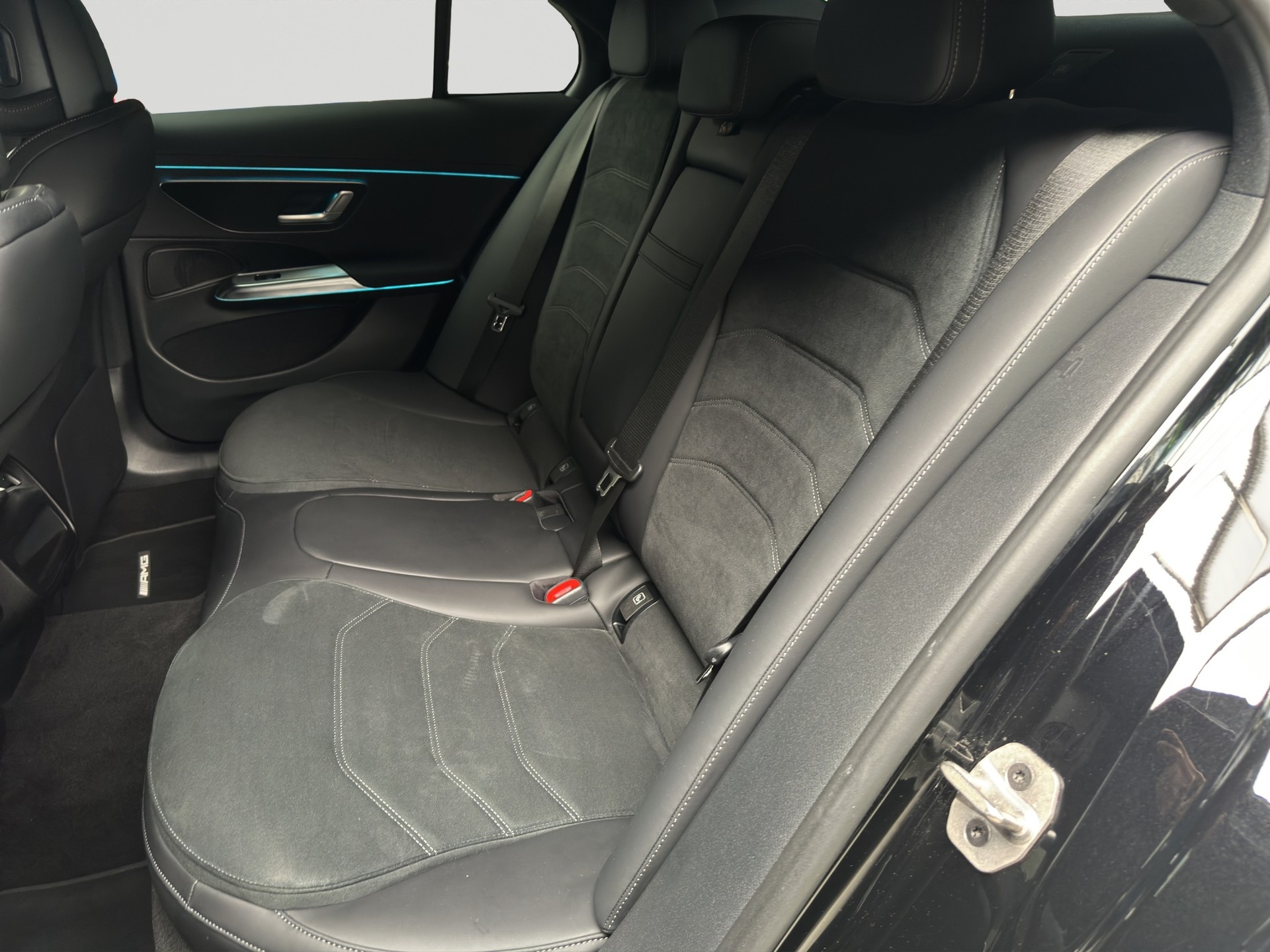 MERCEDES-BENZ E 220 d AMG Line Night-image-7