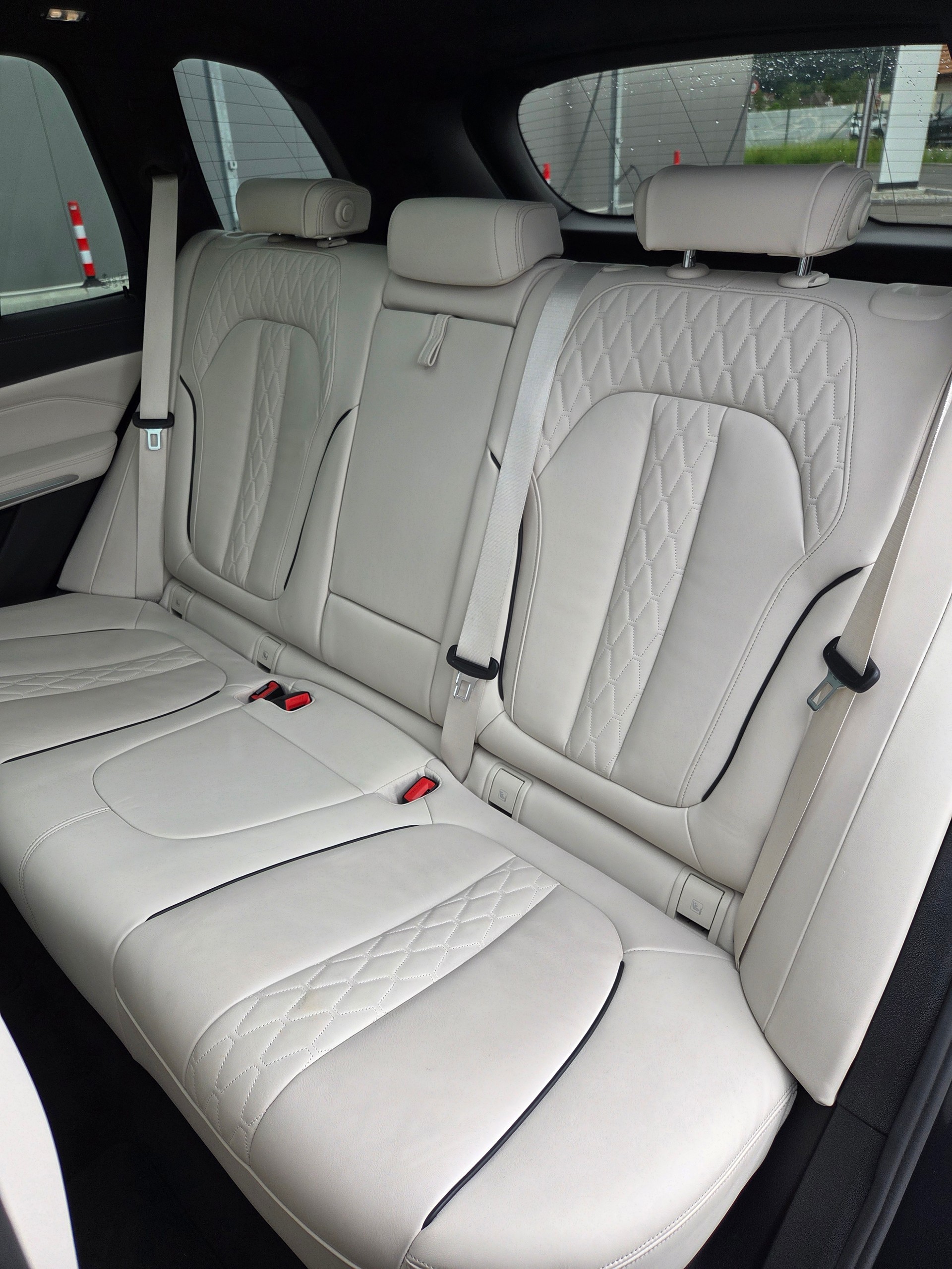 BMW X5 xDrive M50i Steptronic-image-9