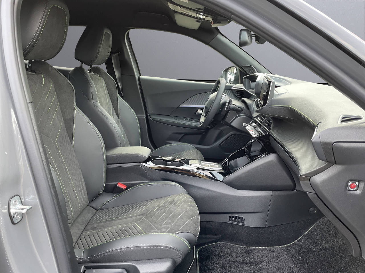 PEUGEOT 2008 1.2 Hybrid 145 GT-image-8
