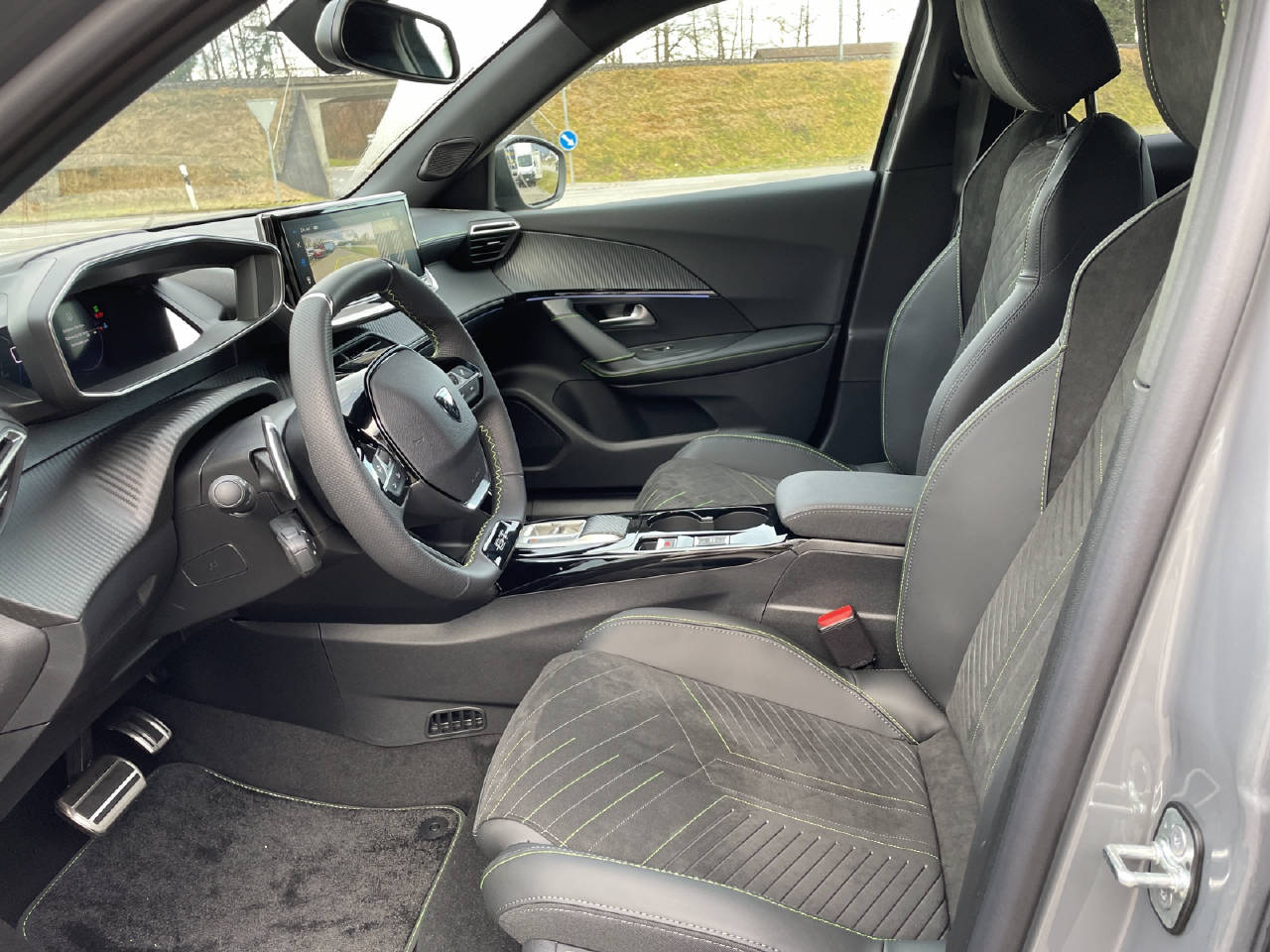 PEUGEOT 2008 1.2 Hybrid 145 GT-image-4