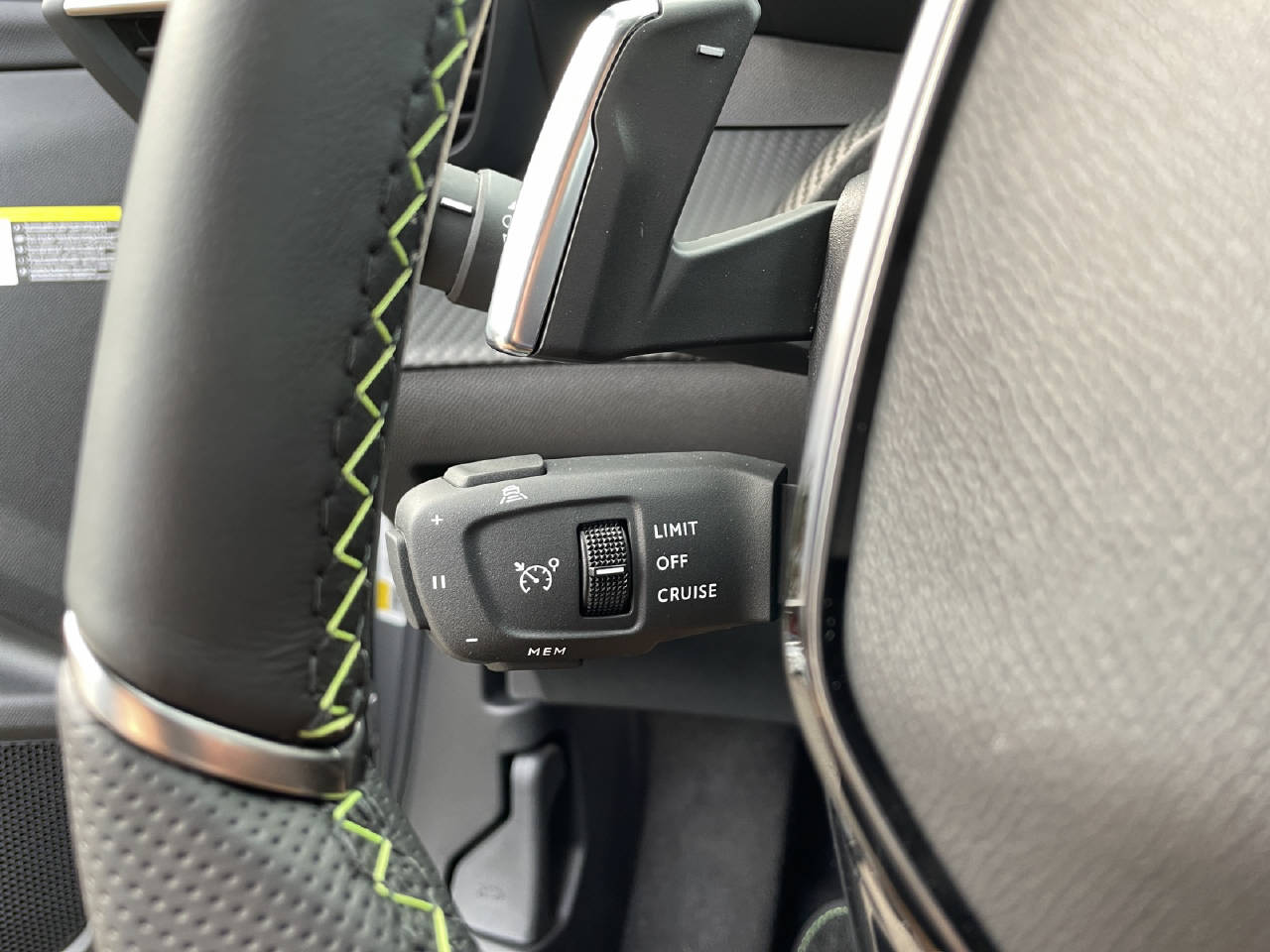 PEUGEOT 2008 1.2 Hybrid 145 GT-image-14