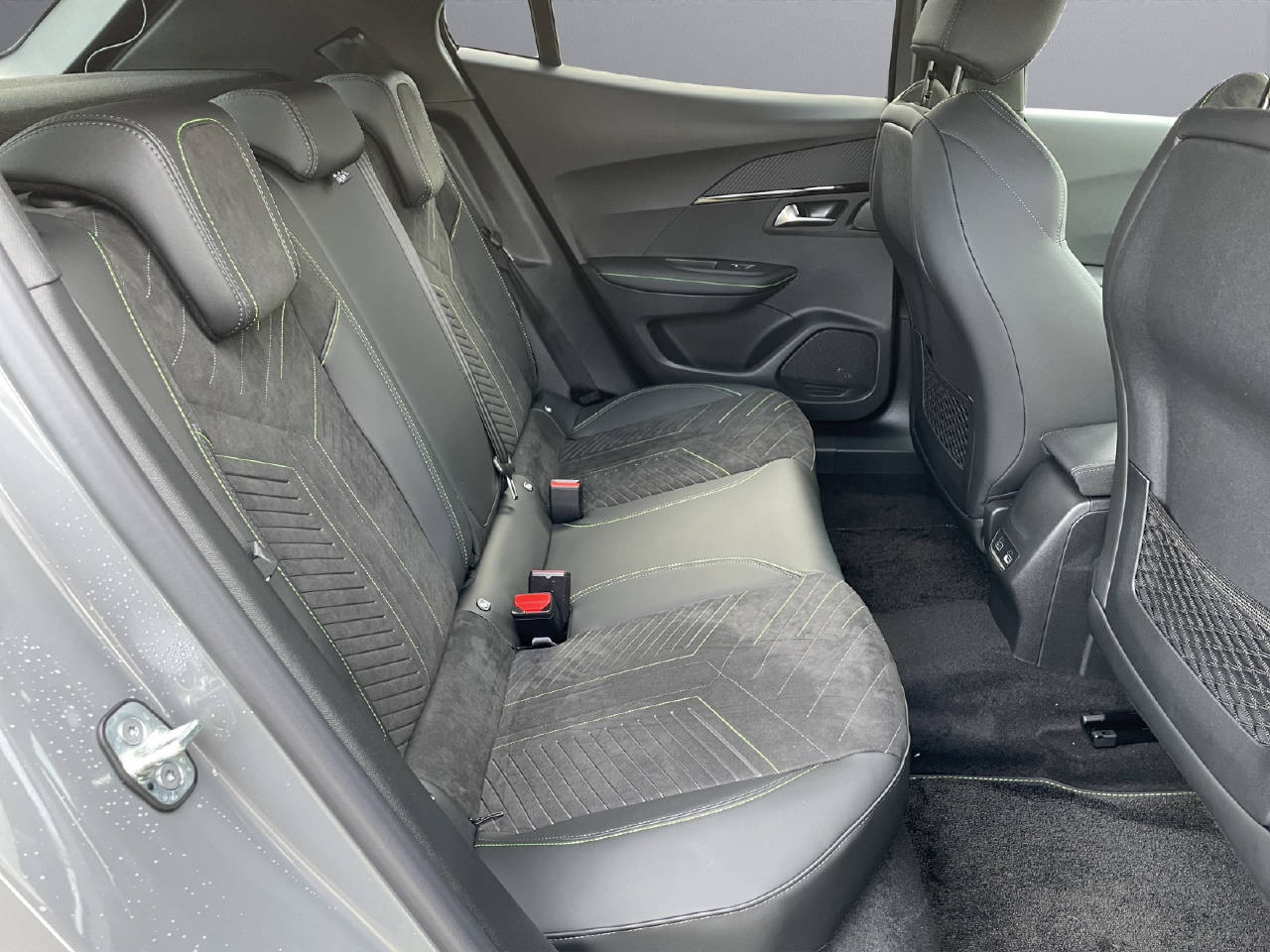 PEUGEOT 2008 1.2 Hybrid 145 GT-image-9