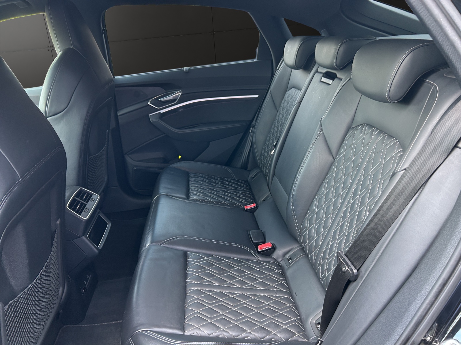 AUDI e-tron S Sportback quattro-image-11