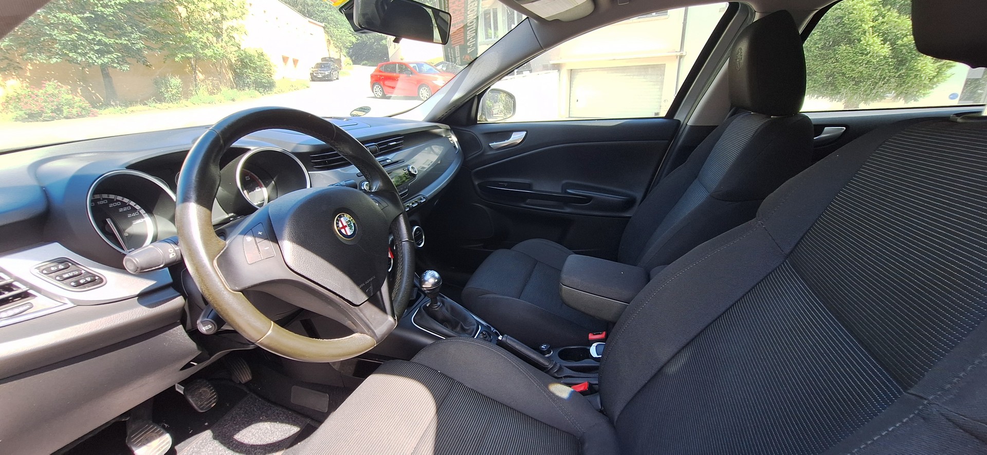ALFA ROMEO Giulietta 1.6 JTDM Veloce-image-8