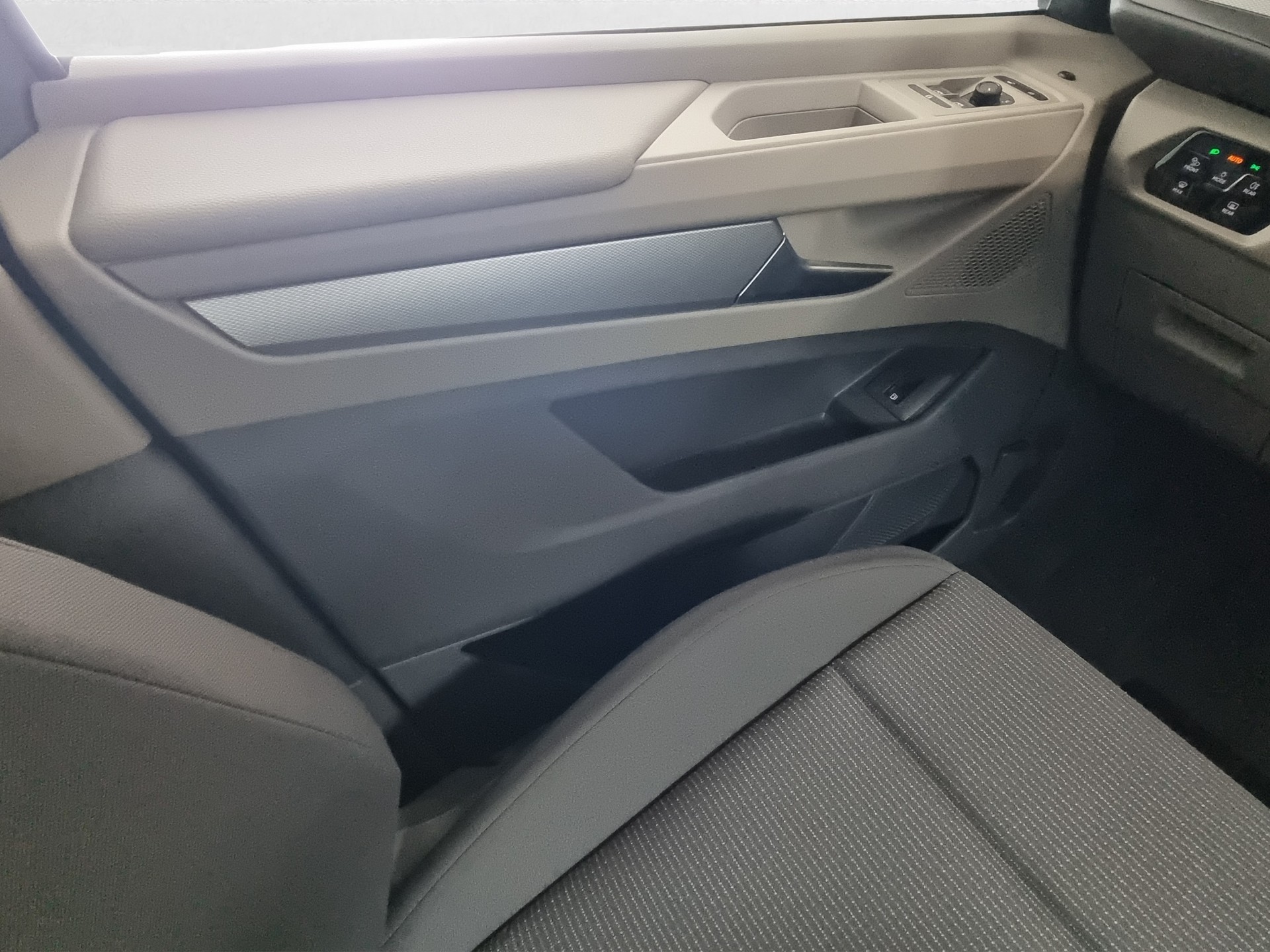 VW T7 Multivan 1.5 TSI eHybrid DSG 4motion lang Busin-image-11