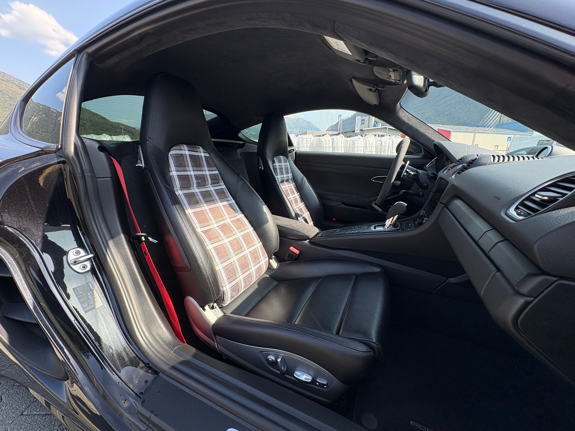 PORSCHE GTS-image-4