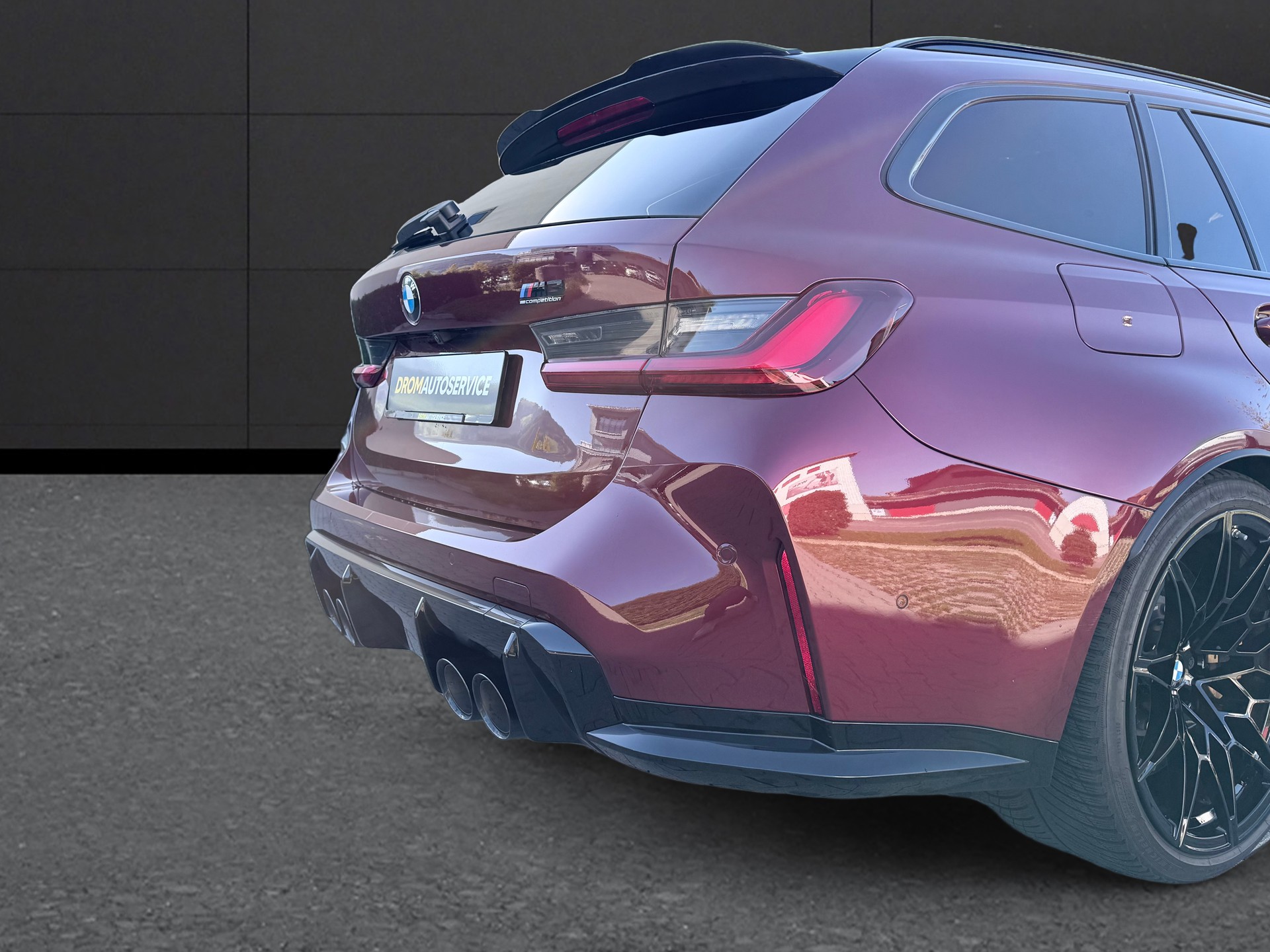 BMW M3 Touring xDrive Competition M-image-8
