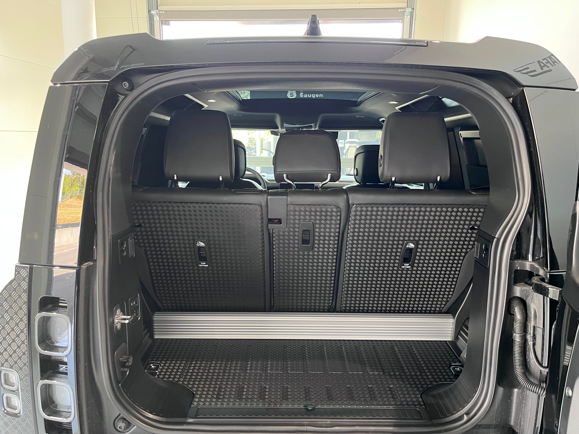 LAND ROVER Defender 90 525 V8 5.0 AT8-image-7