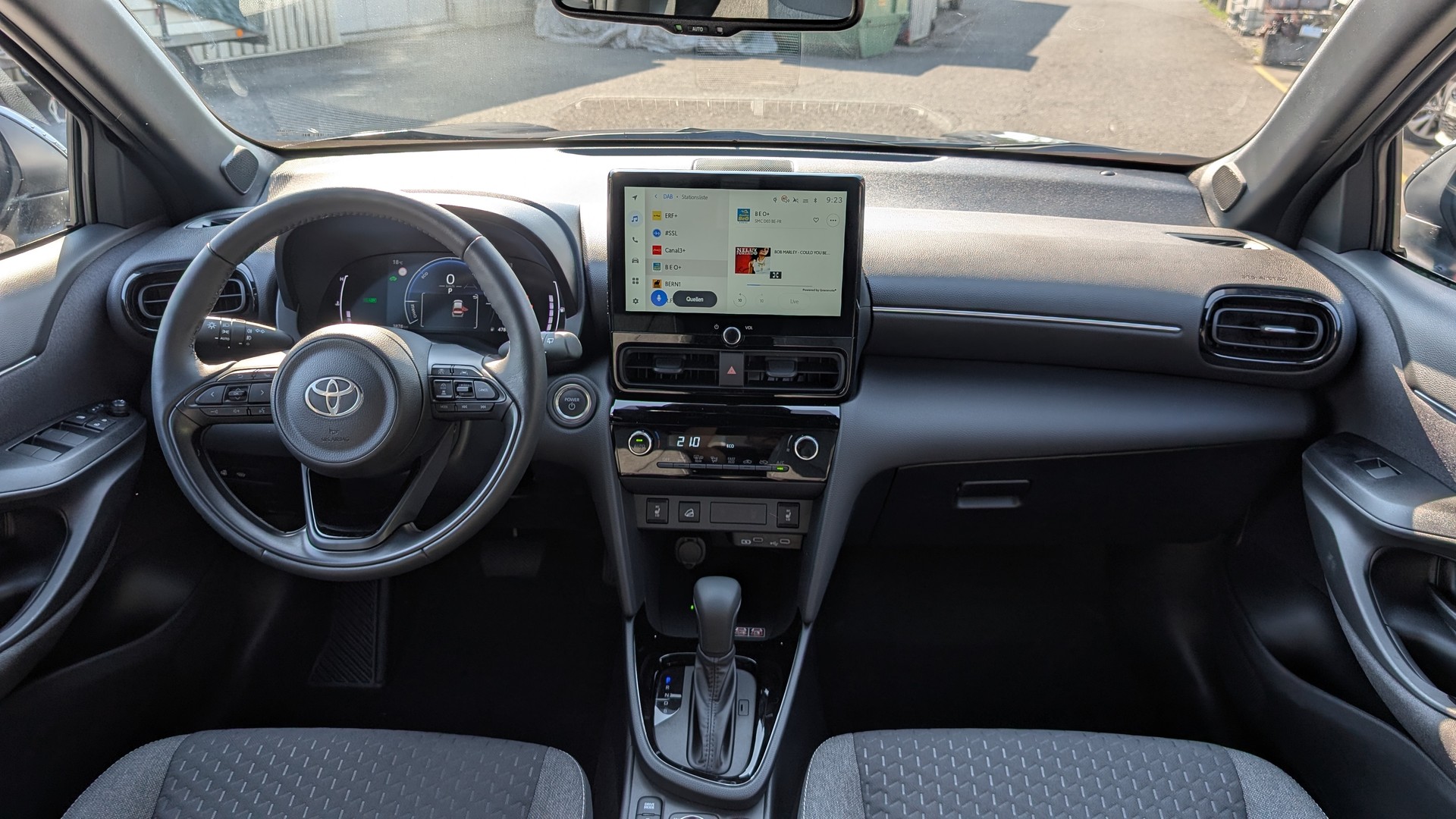 TOYOTA Yaris Cross 1.5 Trend AWDi e-CVT 130 PS-image-13