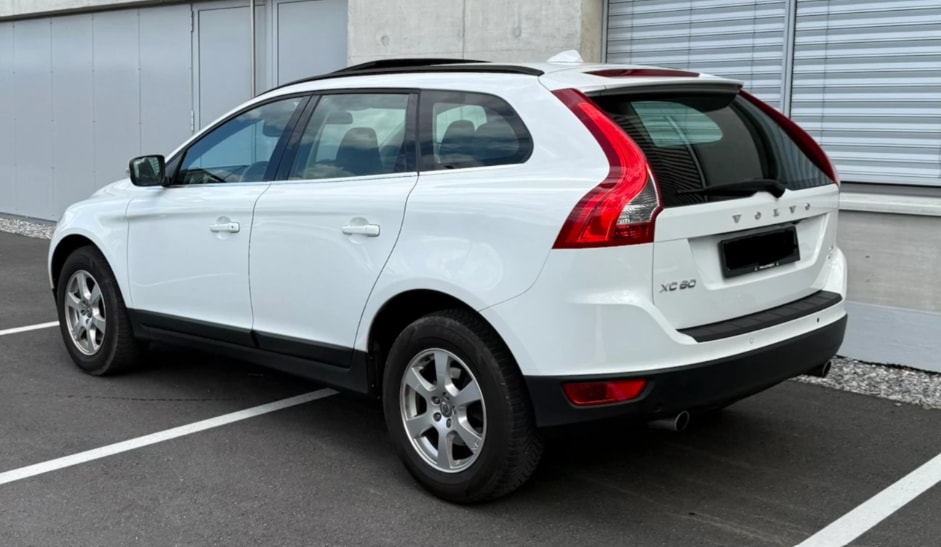VOLVO 2.4 D5 Momentum AWD-image-3