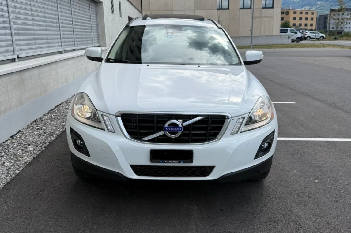 VOLVO 2.4 D5 Momentum AWD-image-0