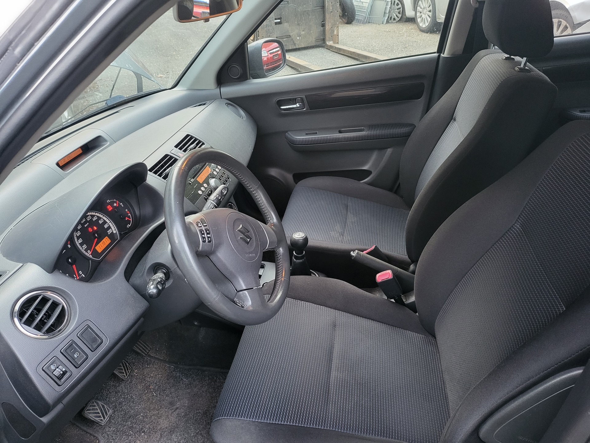 SUZUKI Swift 1.3i 16V GL Top 4x4-image-6