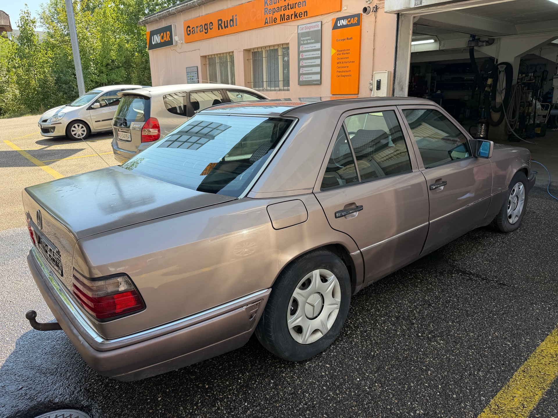 MERCEDES-BENZ 250 D Turbo-image-3