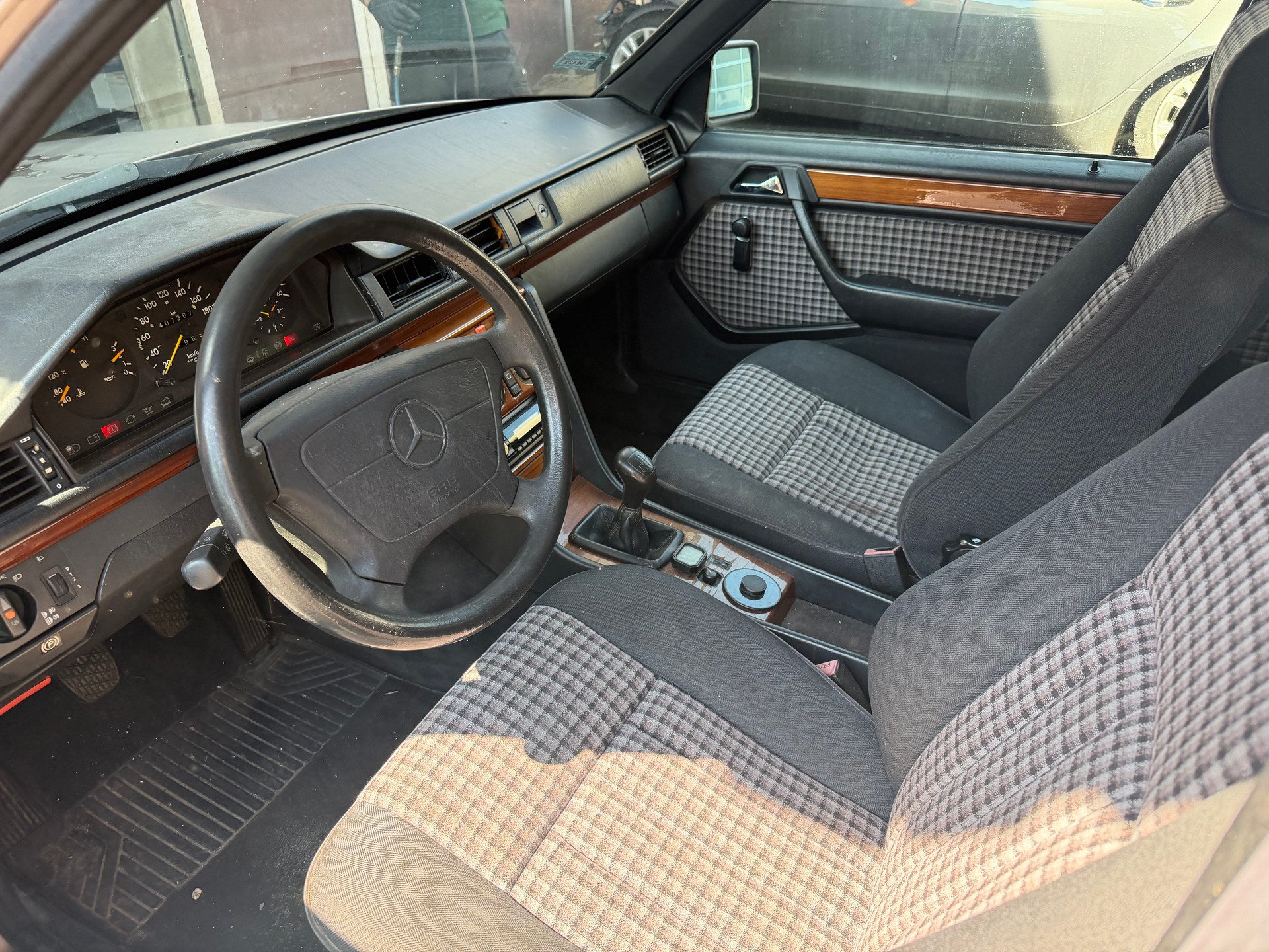 MERCEDES-BENZ 250 D Turbo-image-7