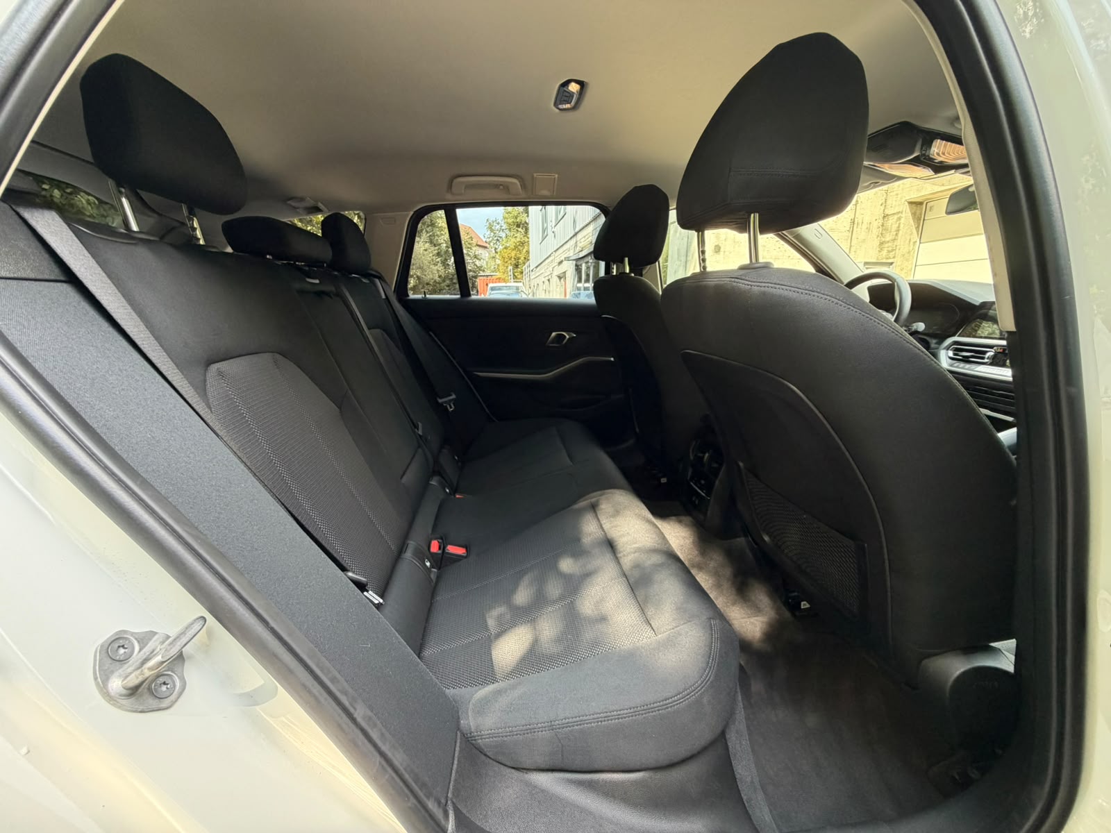 BMW 320d xDrive 48V Touring Steptronic-image-16