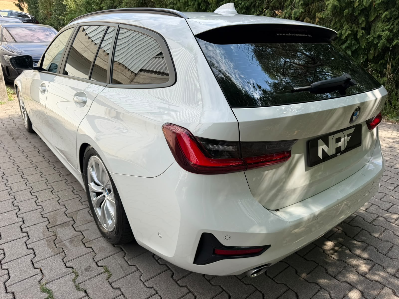 BMW 320d xDrive 48V Touring Steptronic-showroom-element-2