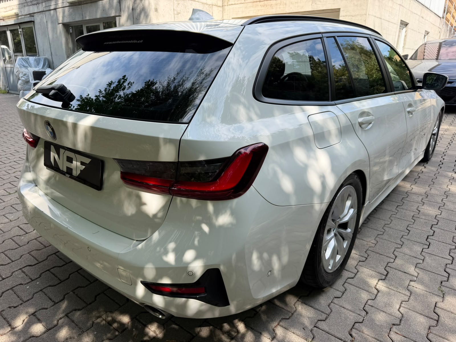 BMW 320d xDrive 48V Touring Steptronic-image-4
