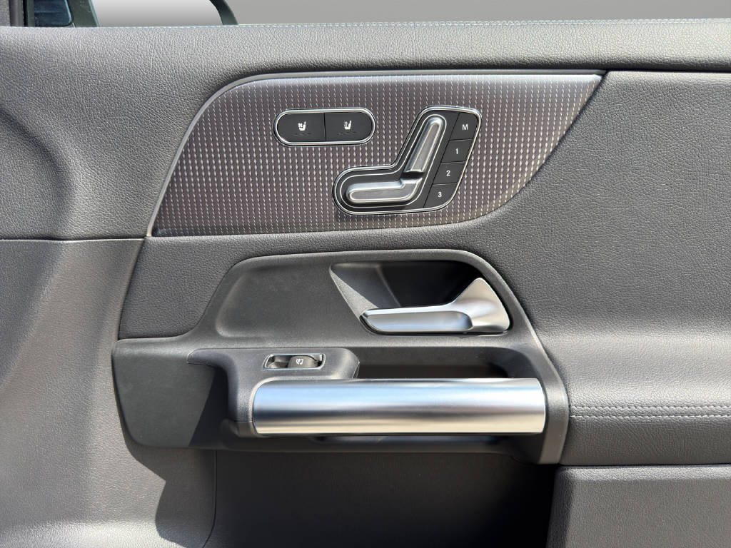MERCEDES-BENZ EQA 300 Swiss Star AMG Line 4matic-image-13