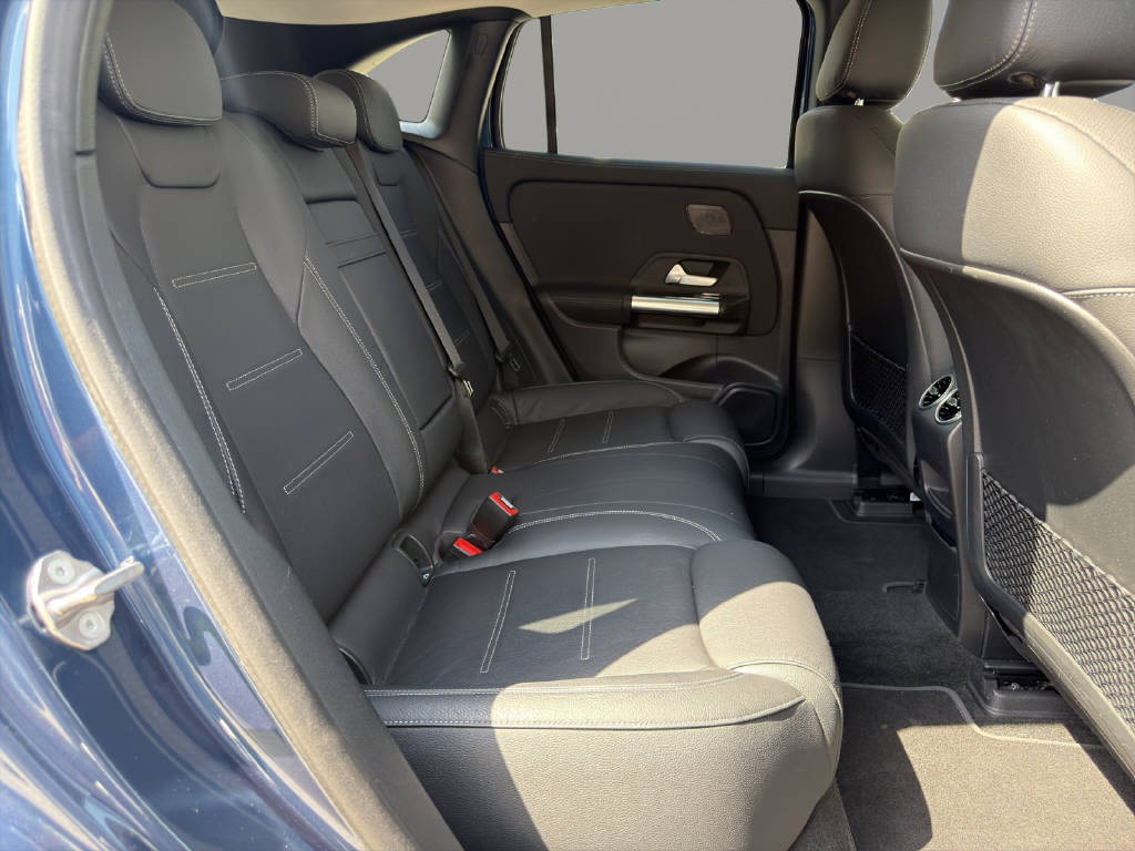 MERCEDES-BENZ EQA 300 Swiss Star AMG Line 4matic-image-15