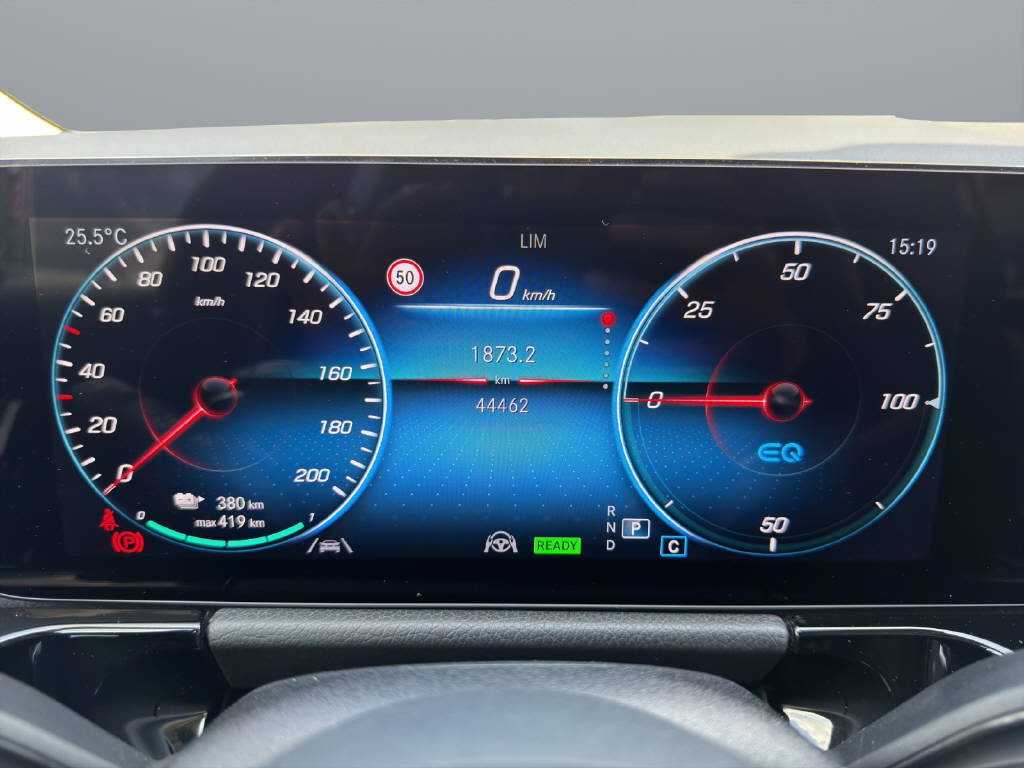 MERCEDES-BENZ EQA 300 Swiss Star AMG Line 4matic-image-11