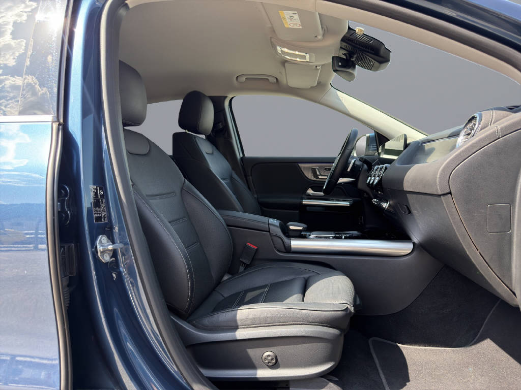 MERCEDES-BENZ EQA 300 Swiss Star AMG Line 4matic-image-16