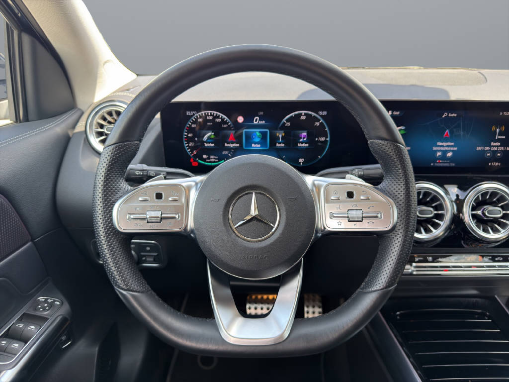 MERCEDES-BENZ EQA 300 Swiss Star AMG Line 4matic-image-9
