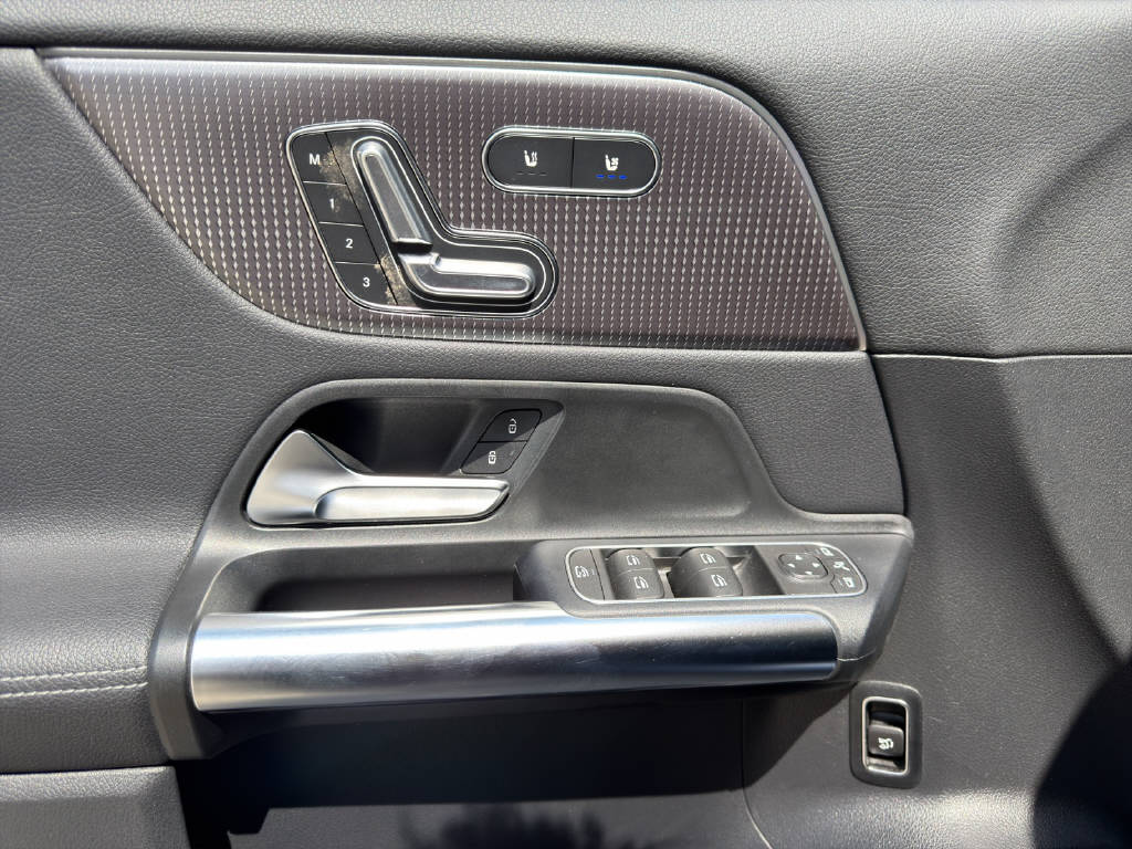 MERCEDES-BENZ EQA 300 Swiss Star AMG Line 4matic-image-14