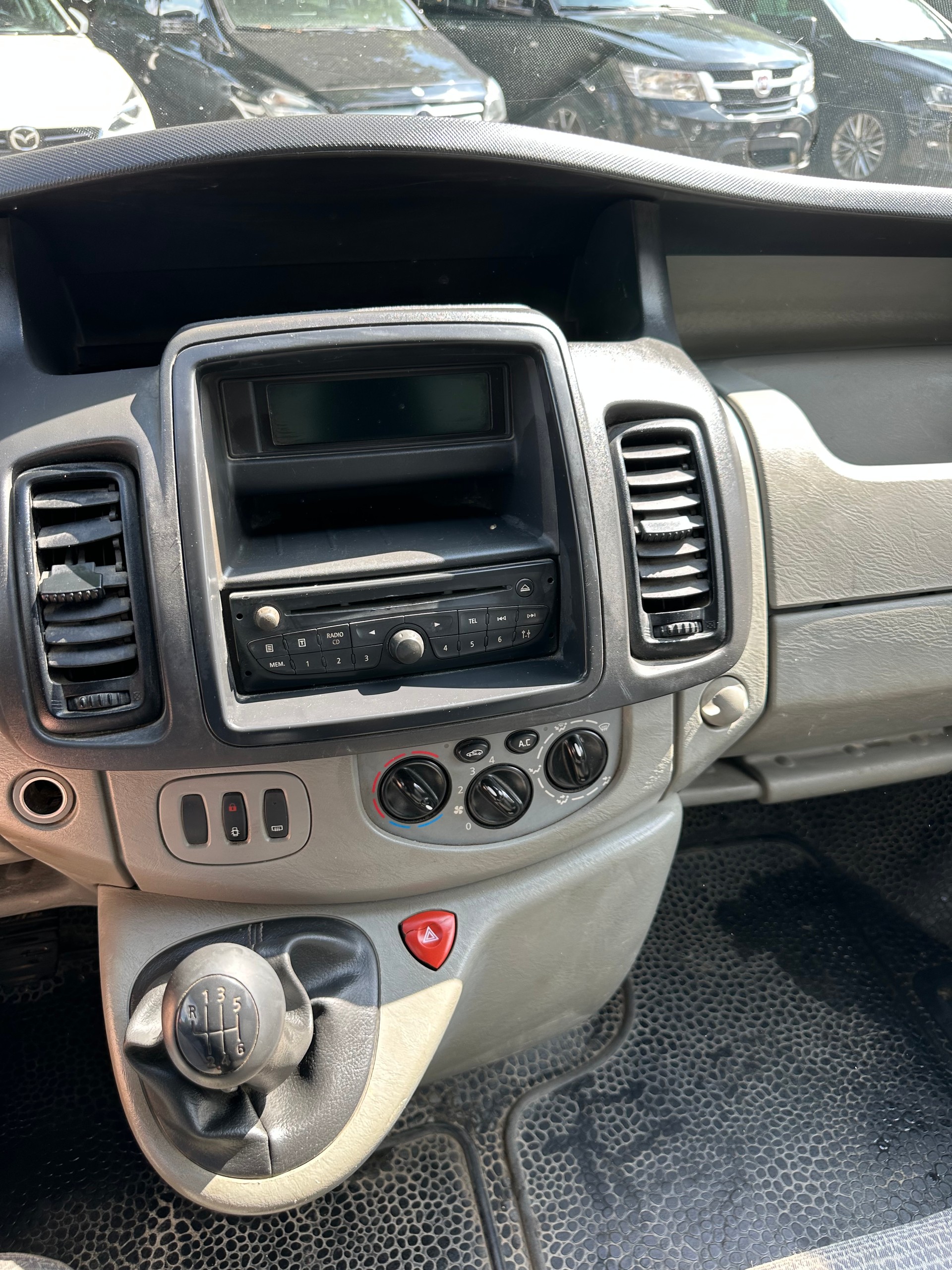 RENAULT Trafic 2.0 dCi 115 2.9t L1H1-image-9