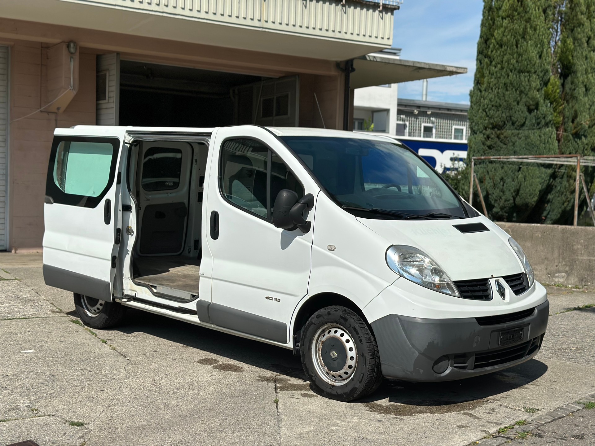 RENAULT Trafic 2.0 dCi 115 2.9t L1H1-image-2