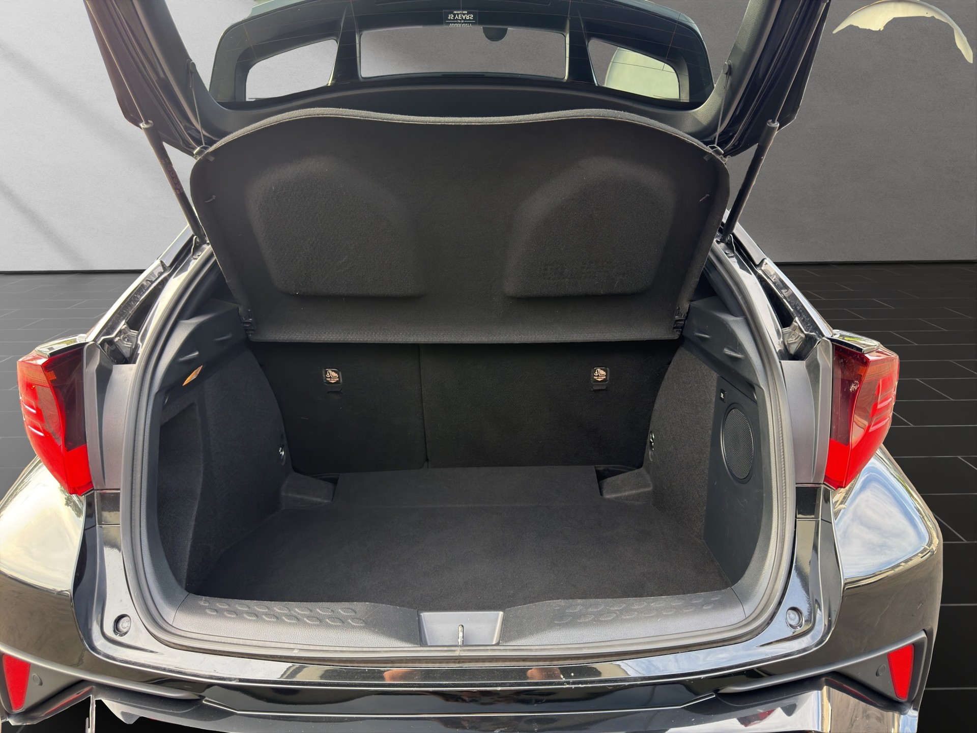 TOYOTA C-HR 1.8 VVTi HSD Trend-image-11