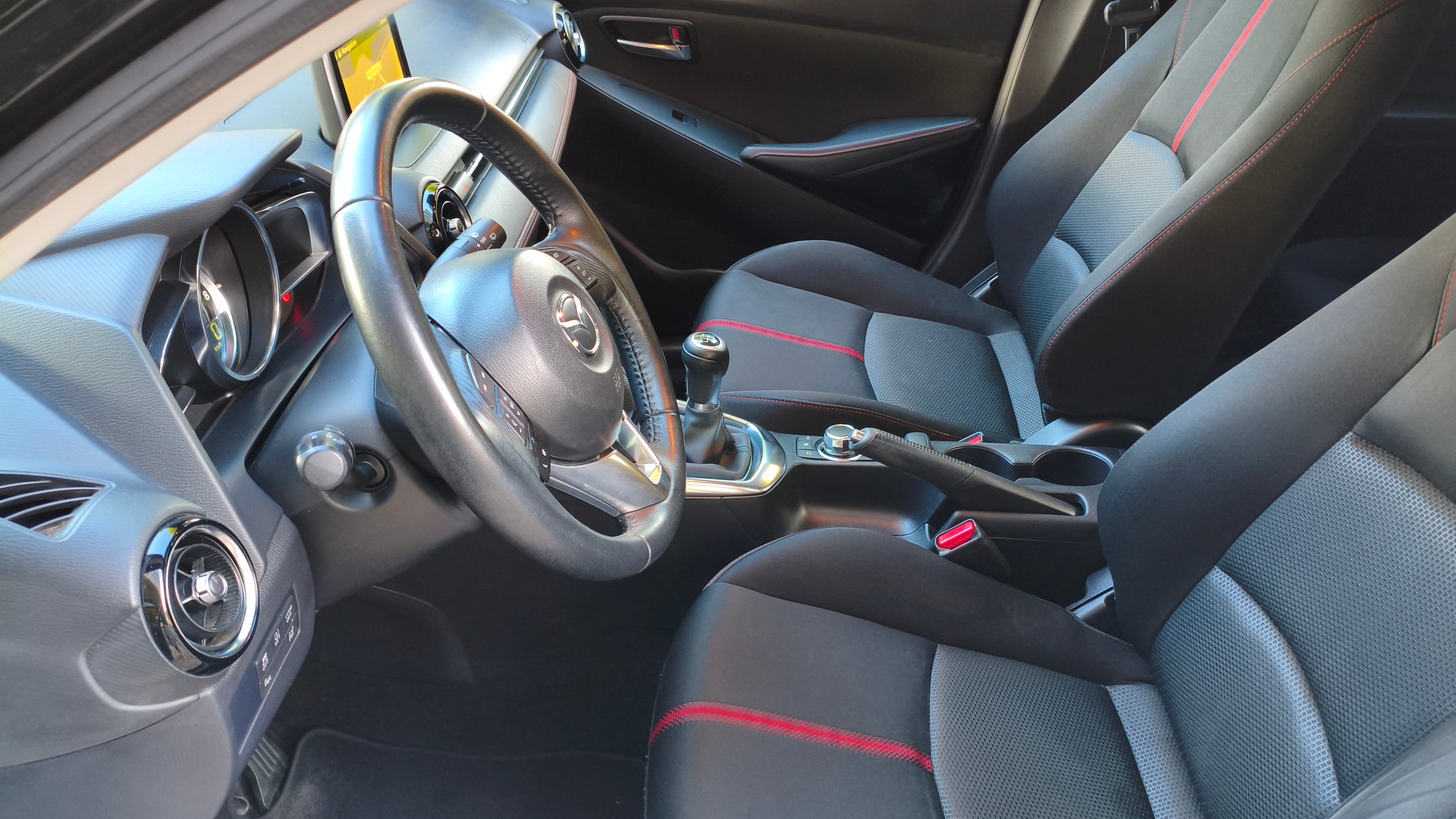 MAZDA 2 1.5i 16V Skyactiv-G Revolution-image-9