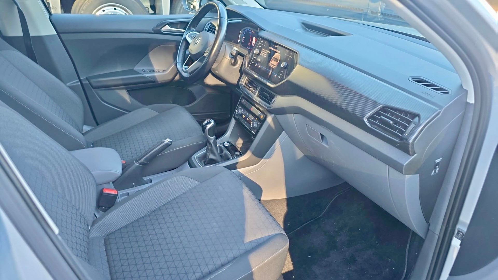 VW T-Cross 1.0 TSI Life-image-11