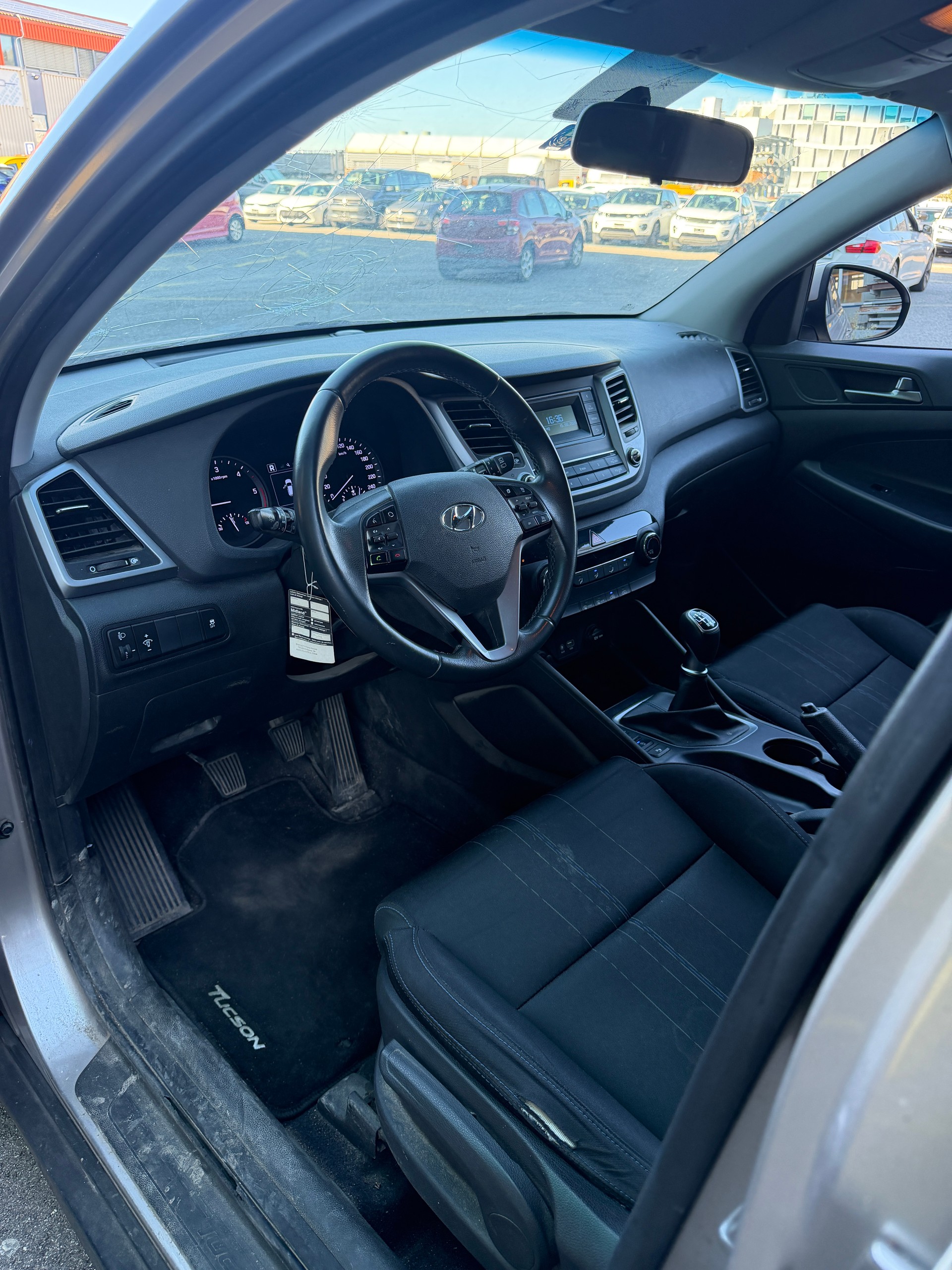 HYUNDAI Tucson 1.7 CRDI Plena 2WD-image-9