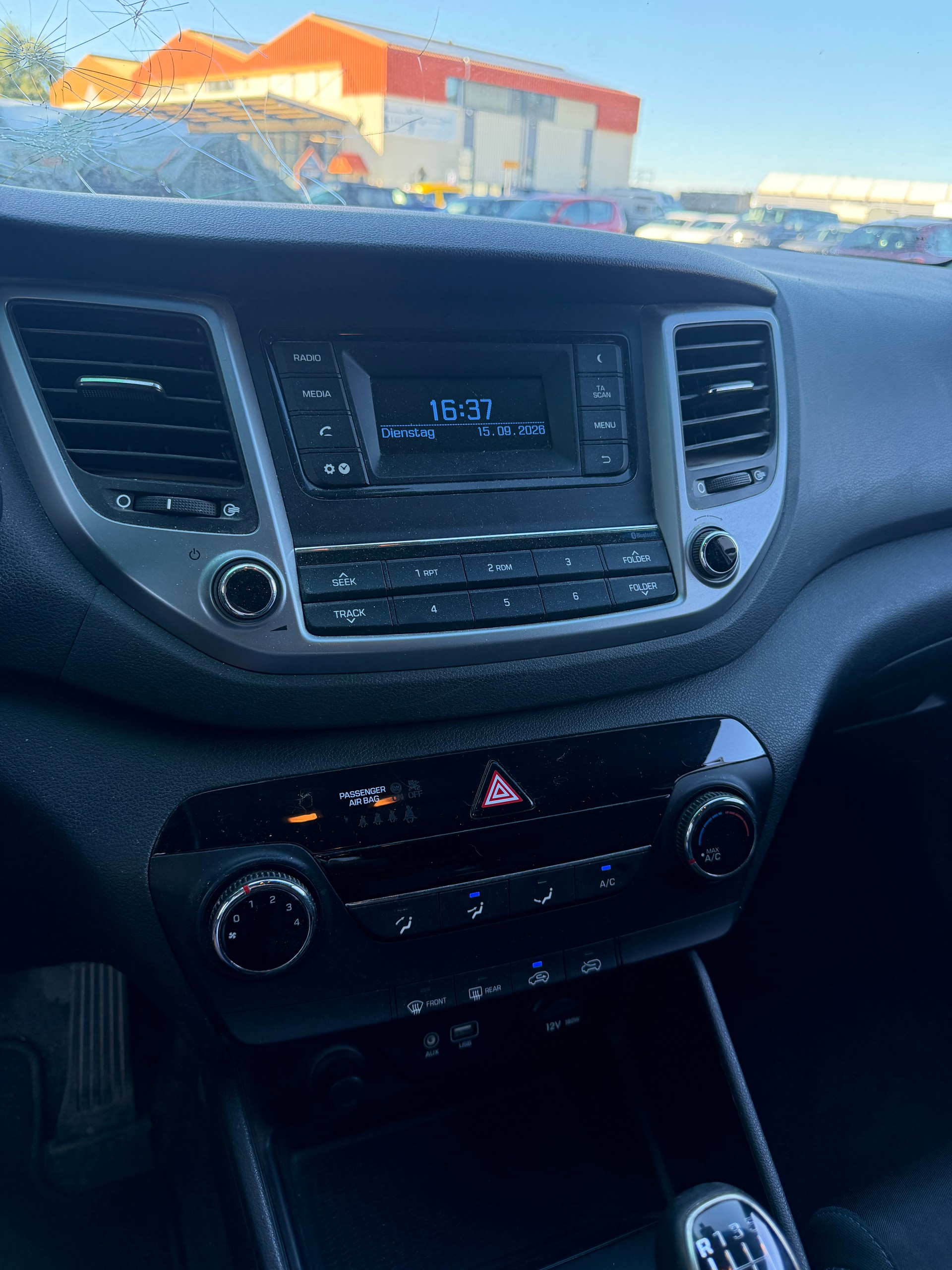 HYUNDAI Tucson 1.7 CRDI Plena 2WD-image-11