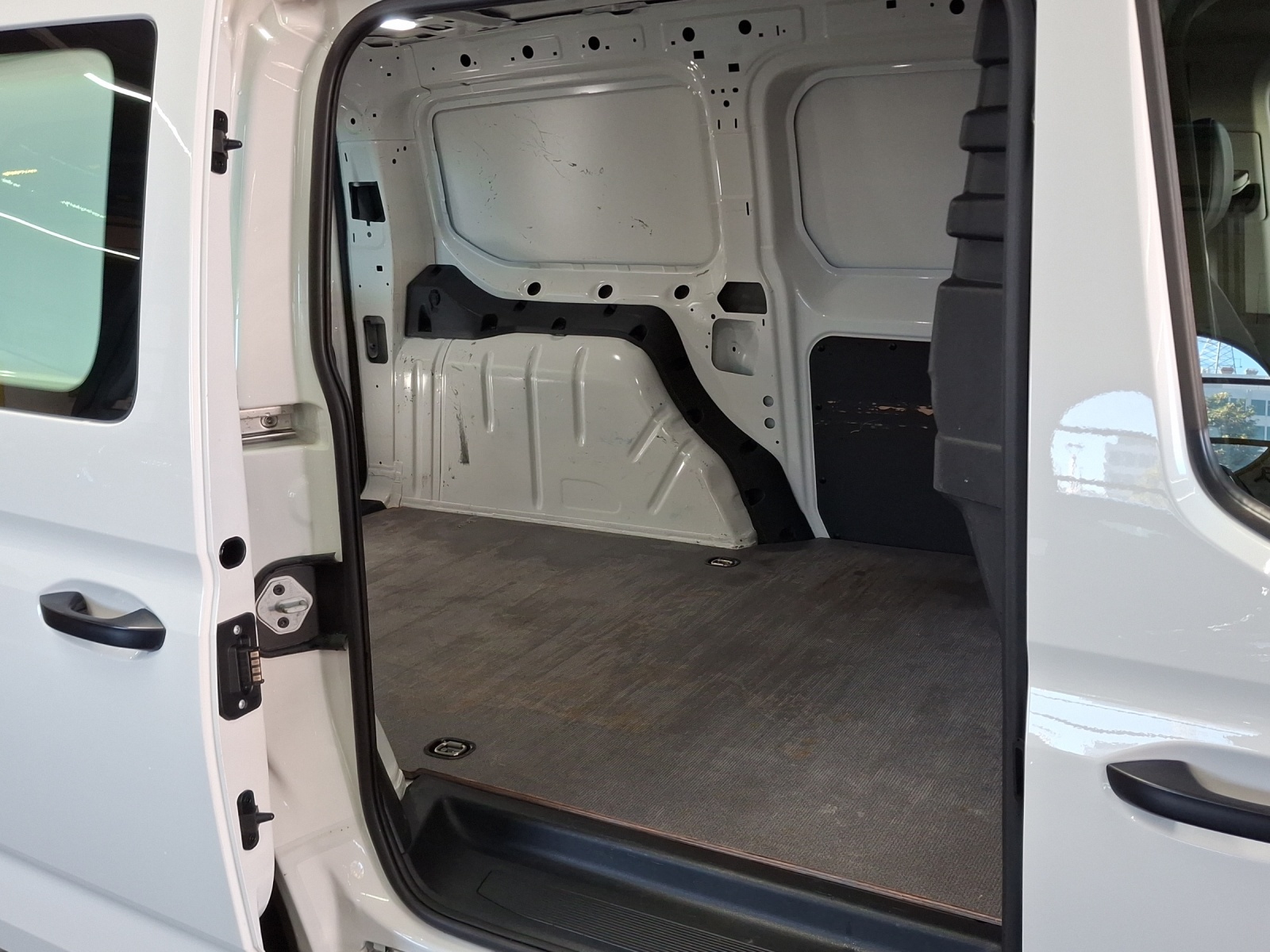 VW Caddy Cargo 2.0TDI Maxi-image-11
