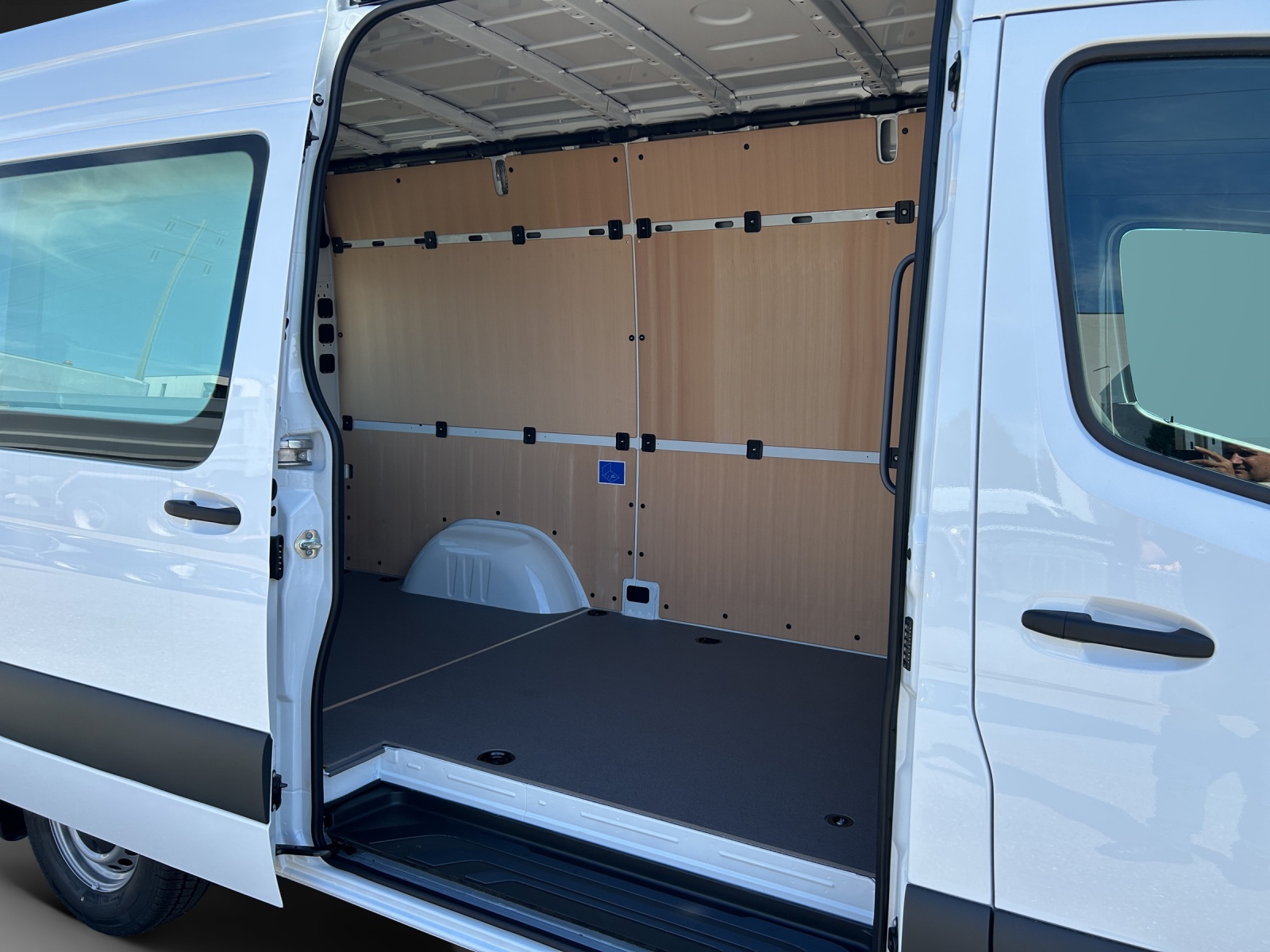 MERCEDES-BENZ Sprinter 319 CDI Standard 9G-TRONIC-image-10