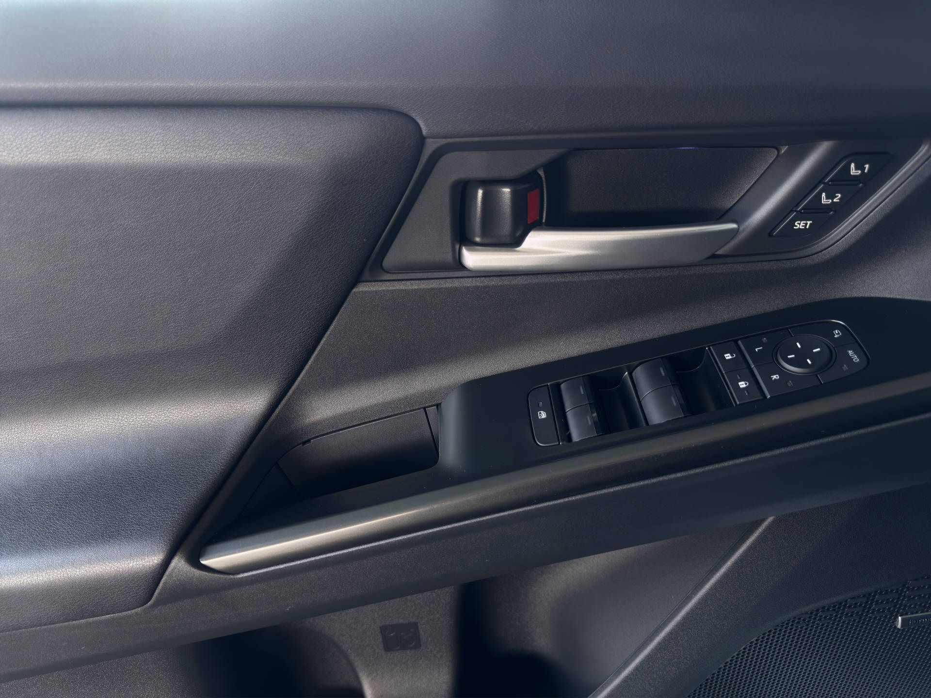 SUBARU Solterra eV Luxury AWD-image-8