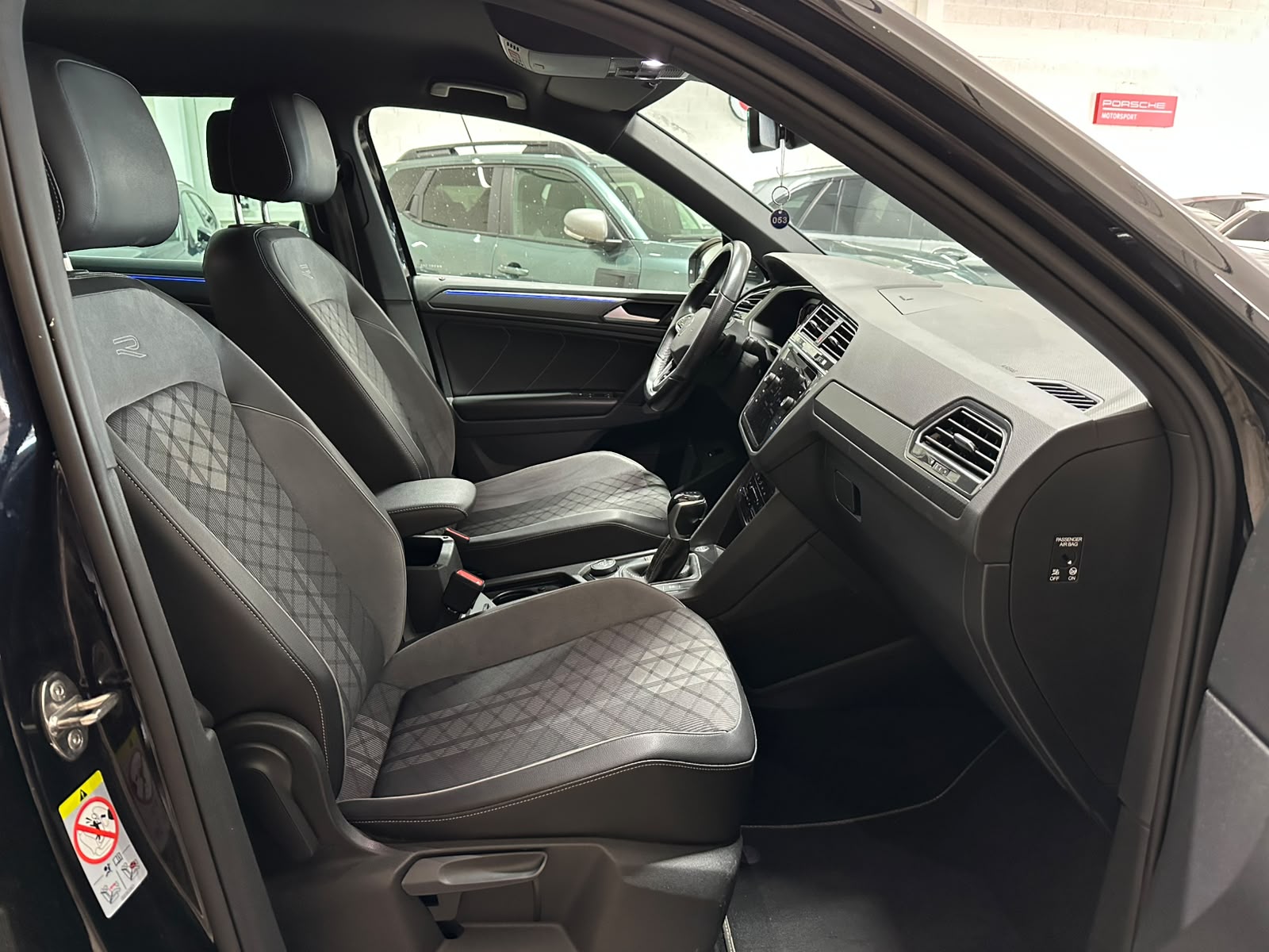 VW Tiguan 2.0 TDI SCR R-Line 4Motion DSG-image-11