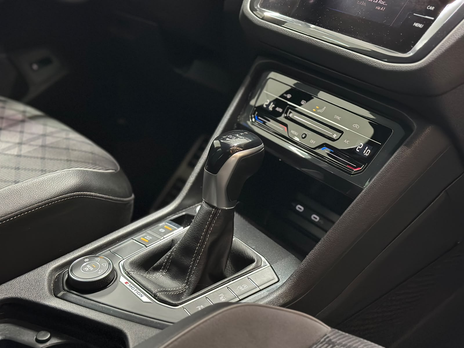 VW Tiguan 2.0 TDI SCR R-Line 4Motion DSG-image-12