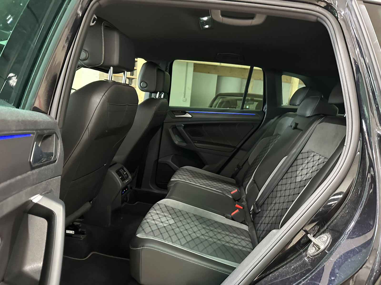 VW Tiguan 2.0 TDI SCR R-Line 4Motion DSG-image-9