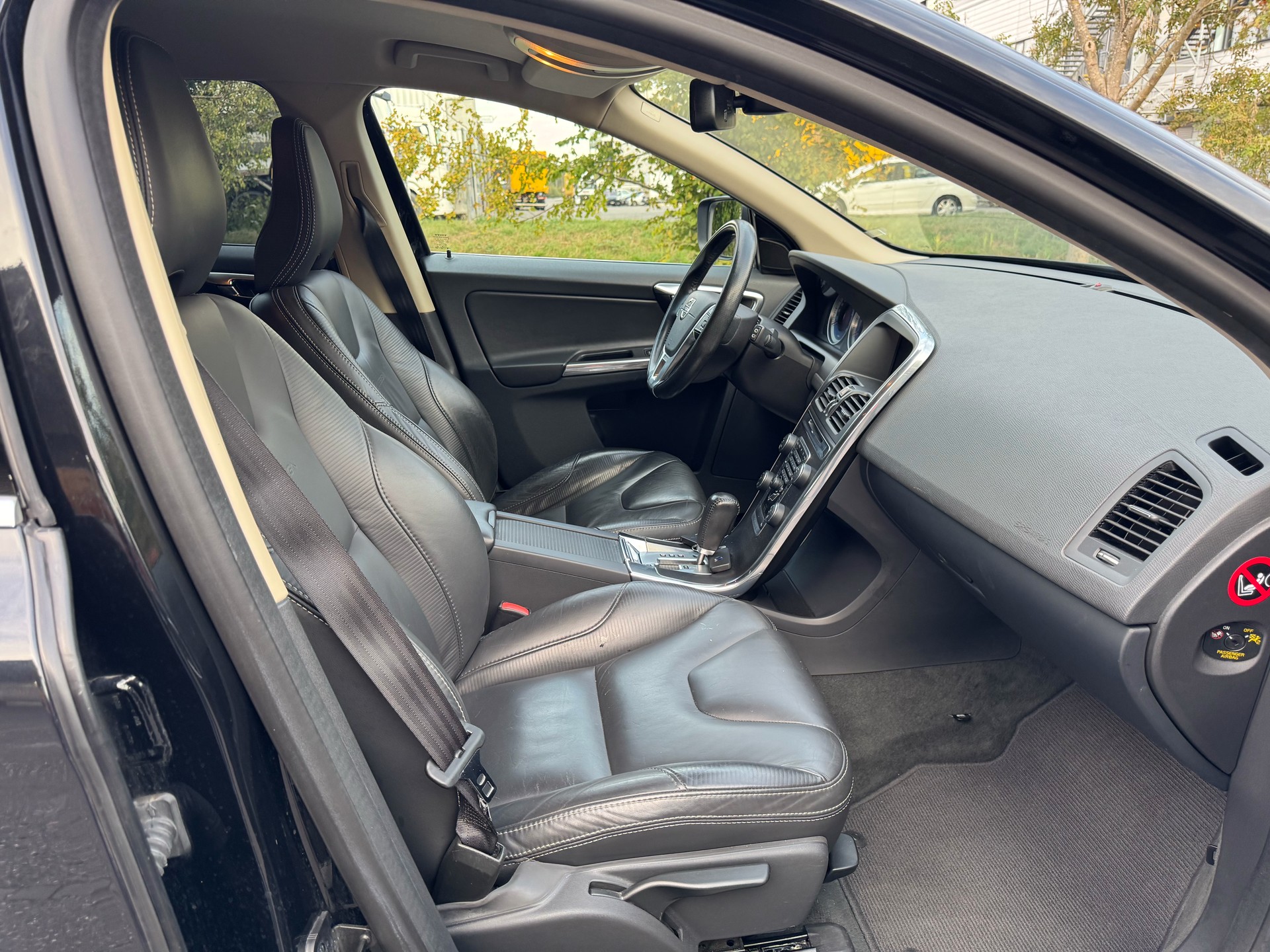 VOLVO XC60 D3 AWD R-Design Geartronic-image-10
