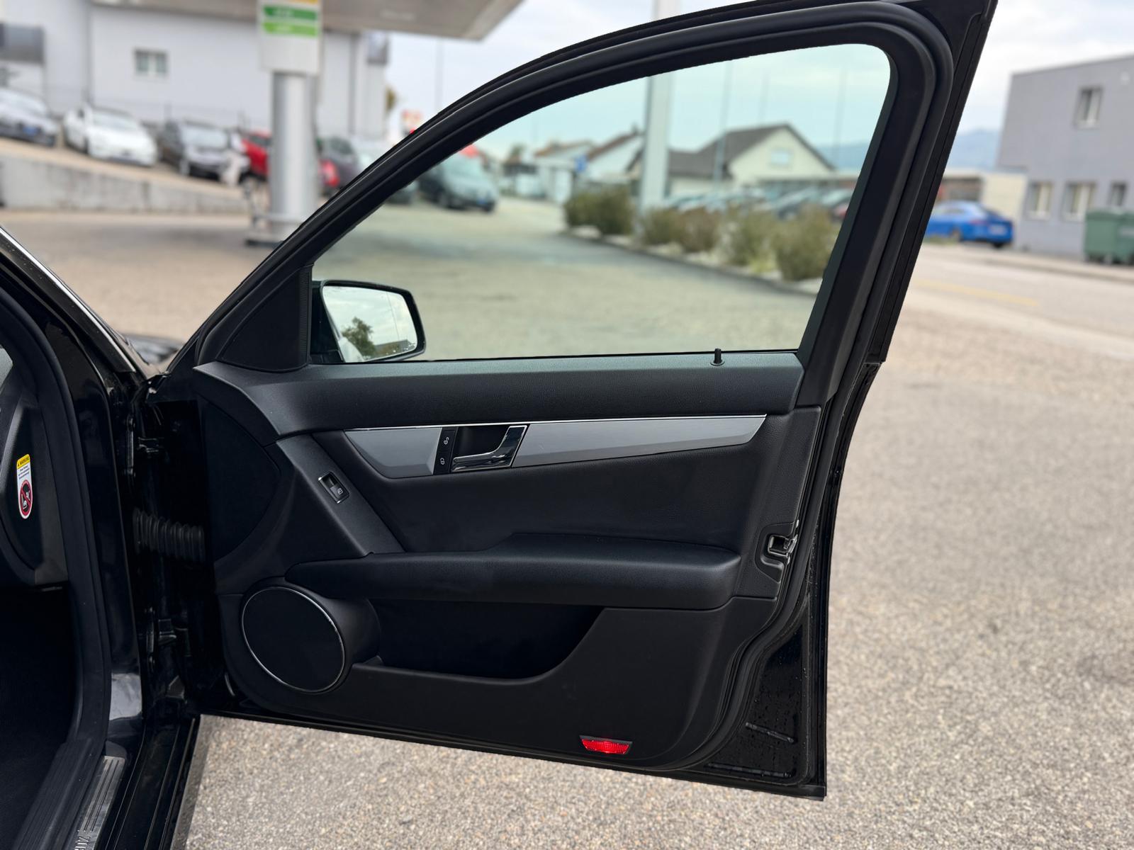 MERCEDES-BENZ C 200 CGI BlueEfficiency Automatic-image-11
