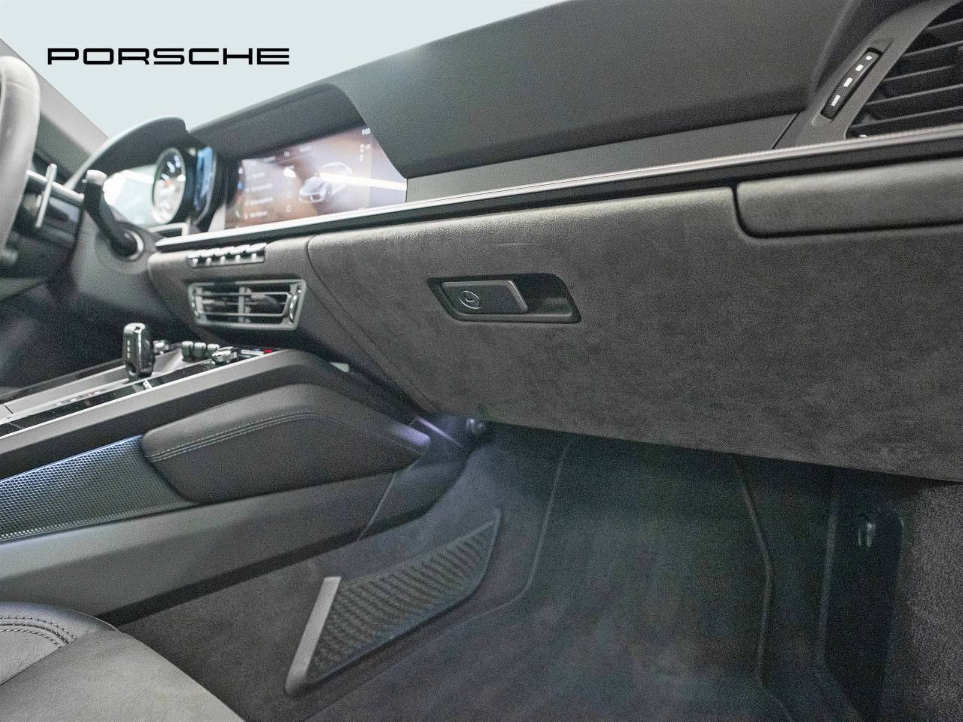 PORSCHE 911 Carrera GTS-image-31