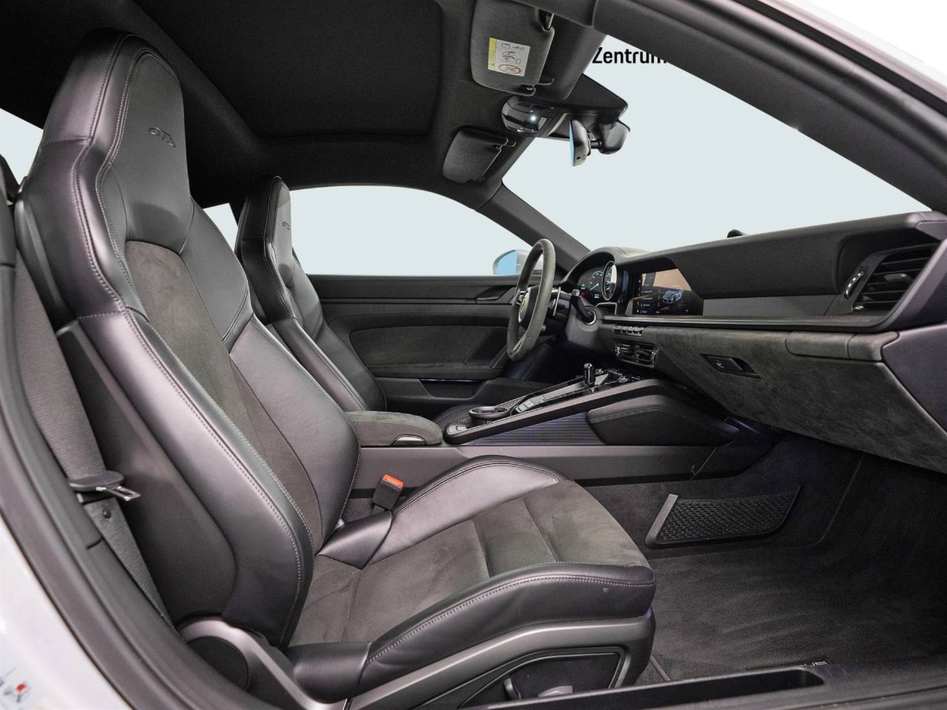PORSCHE 911 Carrera GTS-image-18